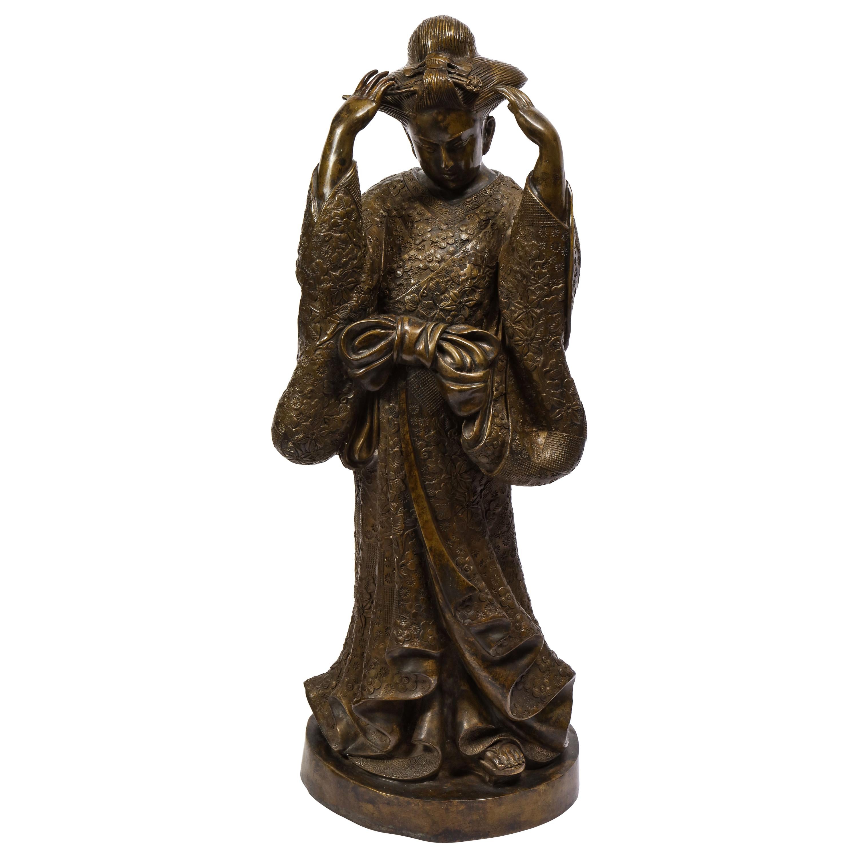 Französische patinierte Bronzefigur einer stehenden japanischen Geisha aus patinierter Bronze mit Kimono und Obi