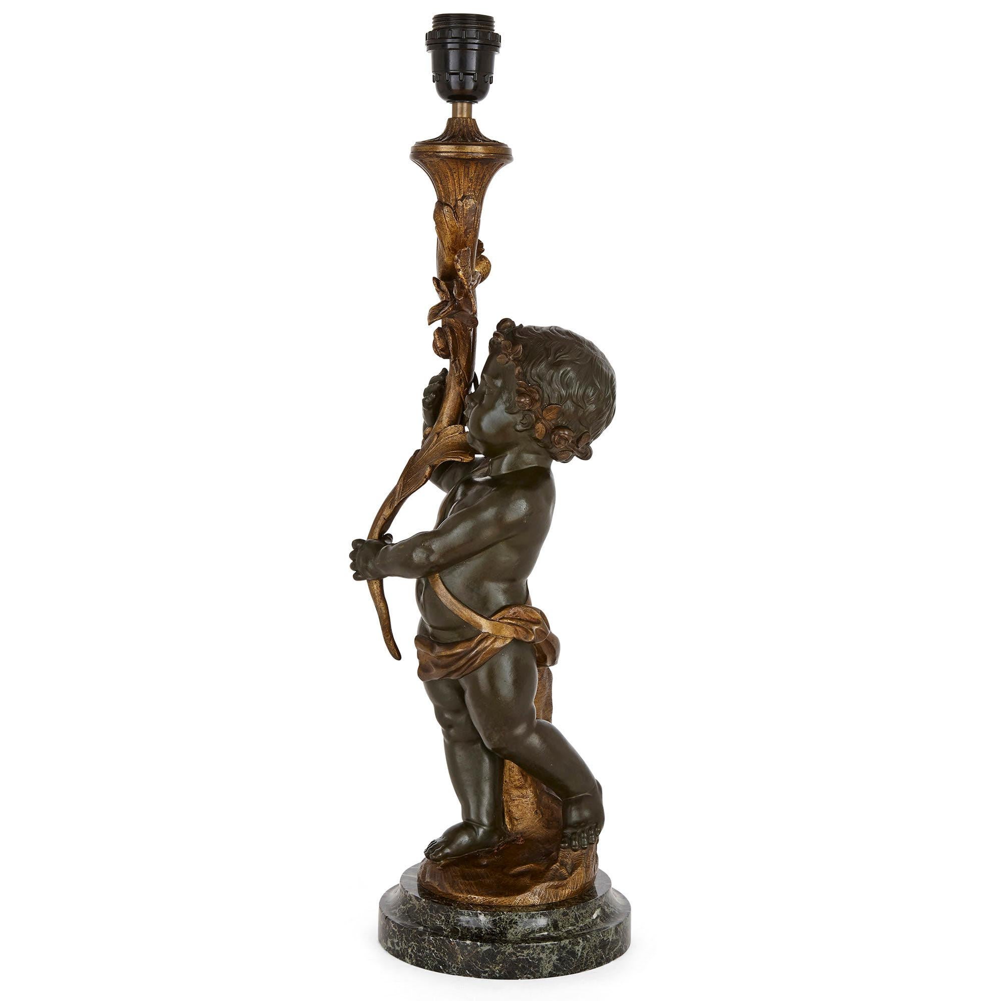 Französische Lampe aus patinierter Bronze in Form eines Putto
Französisch, um 1900
Maße: Höhe 61cm, Durchmesser 18cm

Dieser Putto, der eine Holzlampe hält, ist ein Werk der Belle Époque und zugleich eine funktionierende Lampe. Der aus