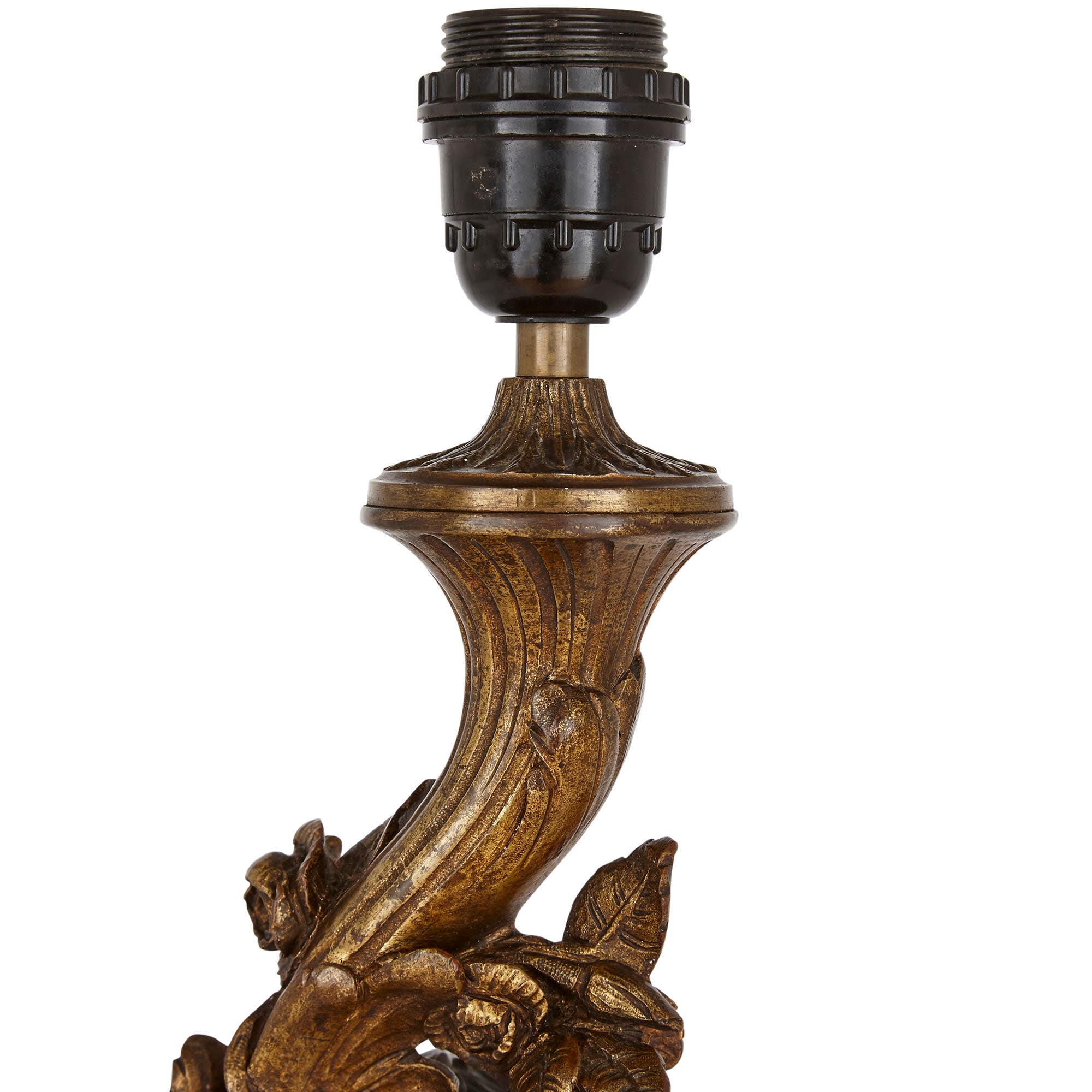 Französische Lampe aus patinierter Bronze in Form eines Putto (20. Jahrhundert) im Angebot