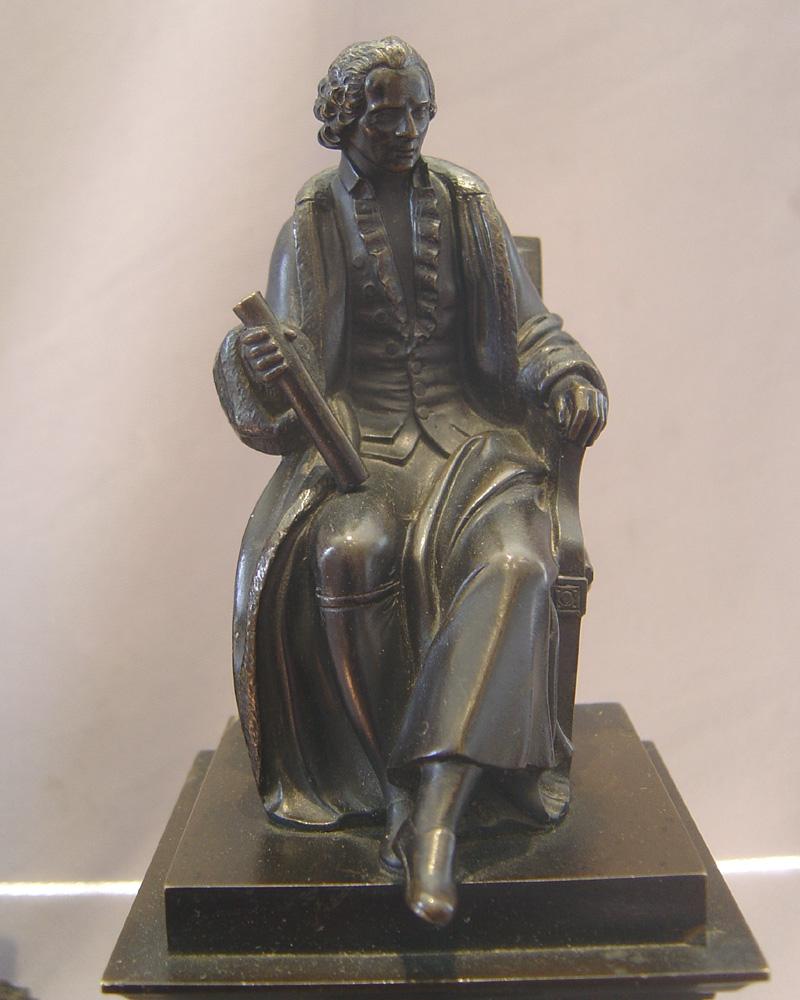 Une paire de bronzes très inhabituelle représentant les philosophes et auteurs Voltaire (1694-1778) et Rousseau (1712-1778). Chacun d'entre eux est vu assis de plein pied et en fauteuil. Ils sont posés sur des bases rectangulaires à gradins avec des