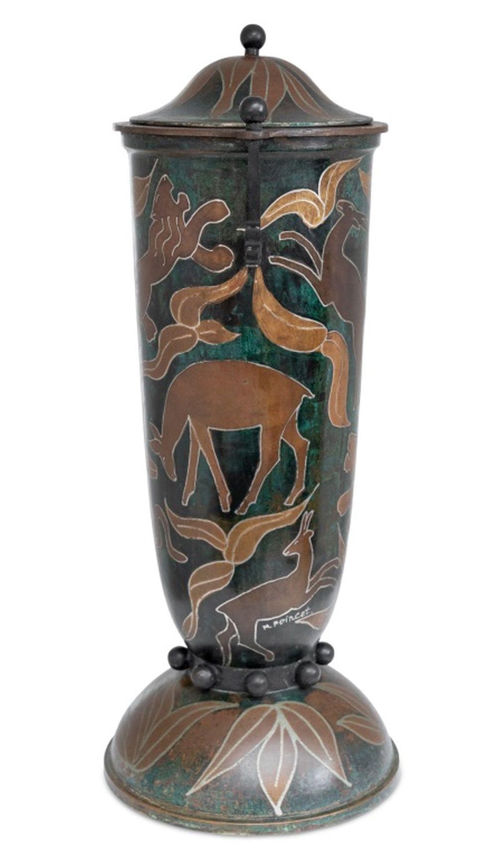 Vaso coperto a due manici in rame patinato francese, inizio XX secolo, decorato complessivamente con leoni e antilopi tra il fogliame, firmato 