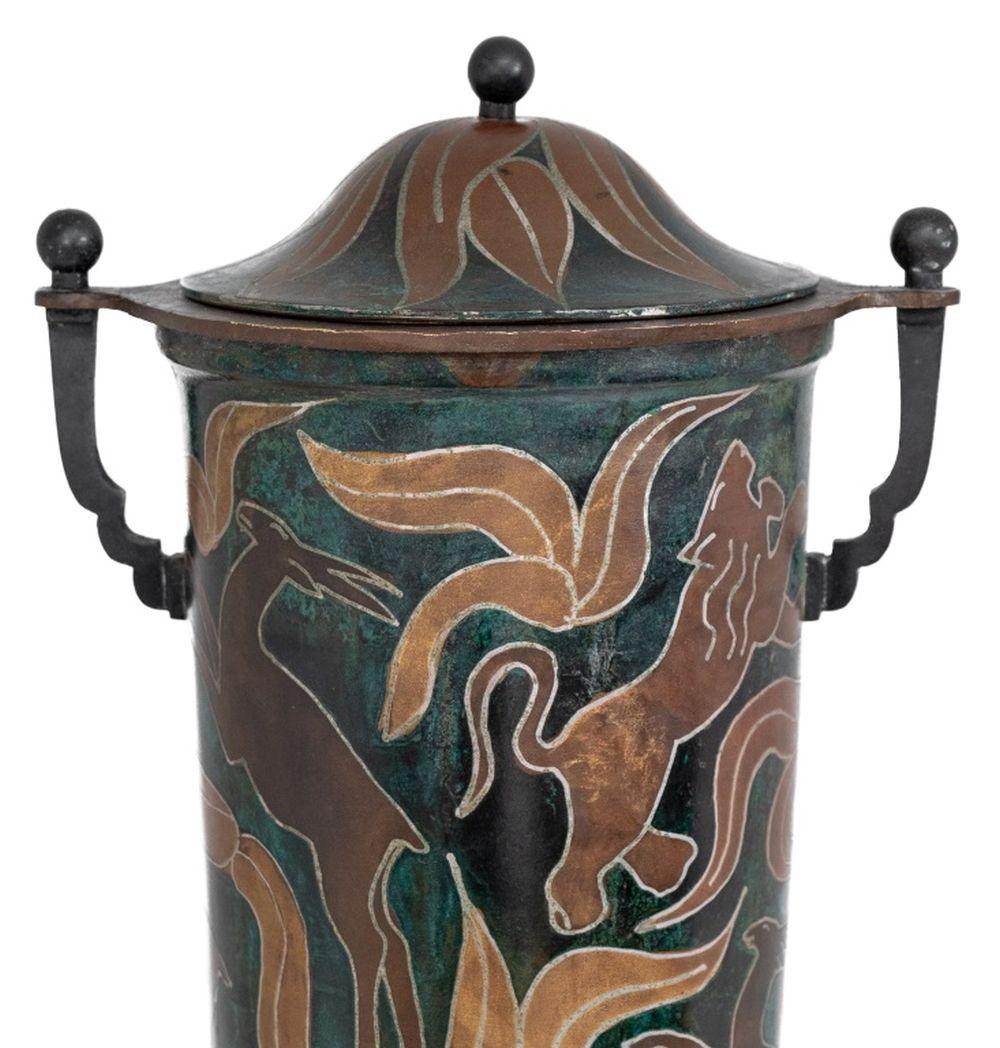Art Déco Vaso coperto a due manici in rame patinato francese in vendita