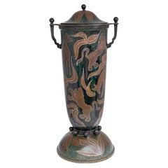 Französische Vase mit zwei Henkeln aus patiniertem Kupfer