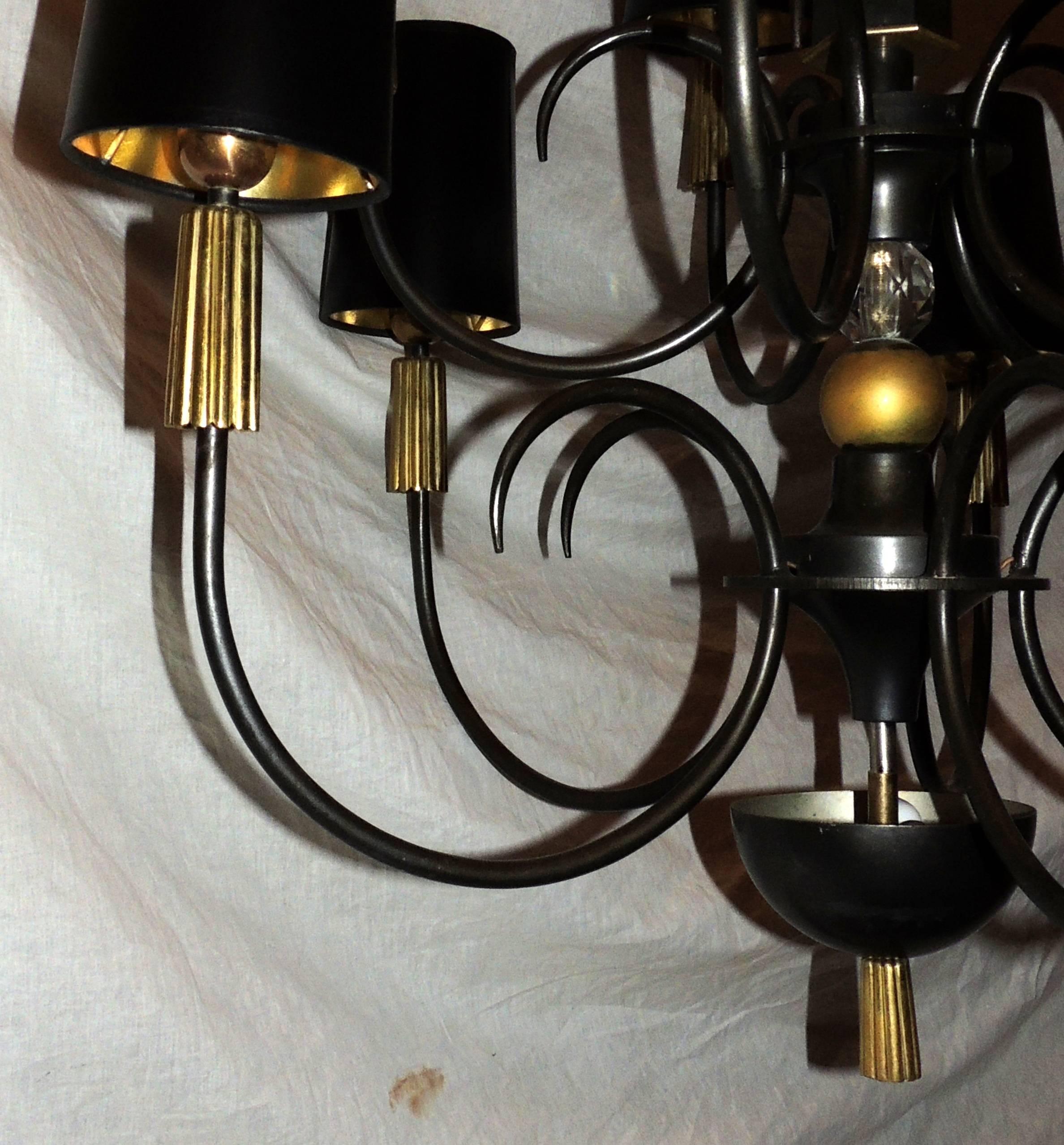 Ten-Arm-Kronleuchter aus patinierter, vergoldeter und vergoldeter Bronze und Eisenkristall im Regency-Stil (Französisch) im Angebot