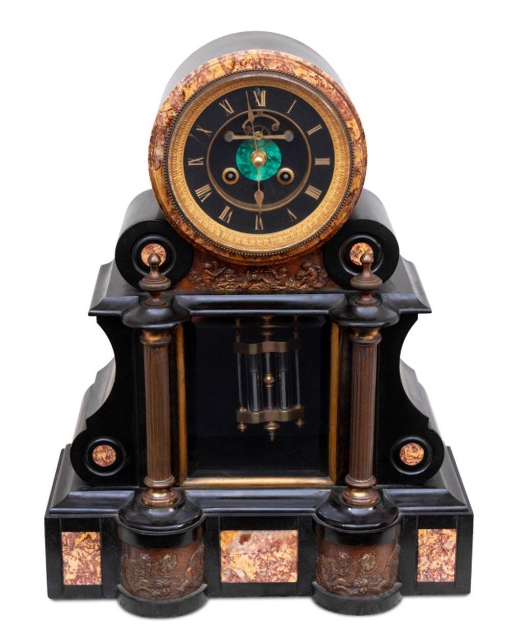 Pendule de cheminée en métal patiné, marbre et ardoise noire, fin du XIXe siècle, cadran circulaire à échappement ouvert, centré par un cercle de malachite incrusté, mouvement à sonnerie, 18,75