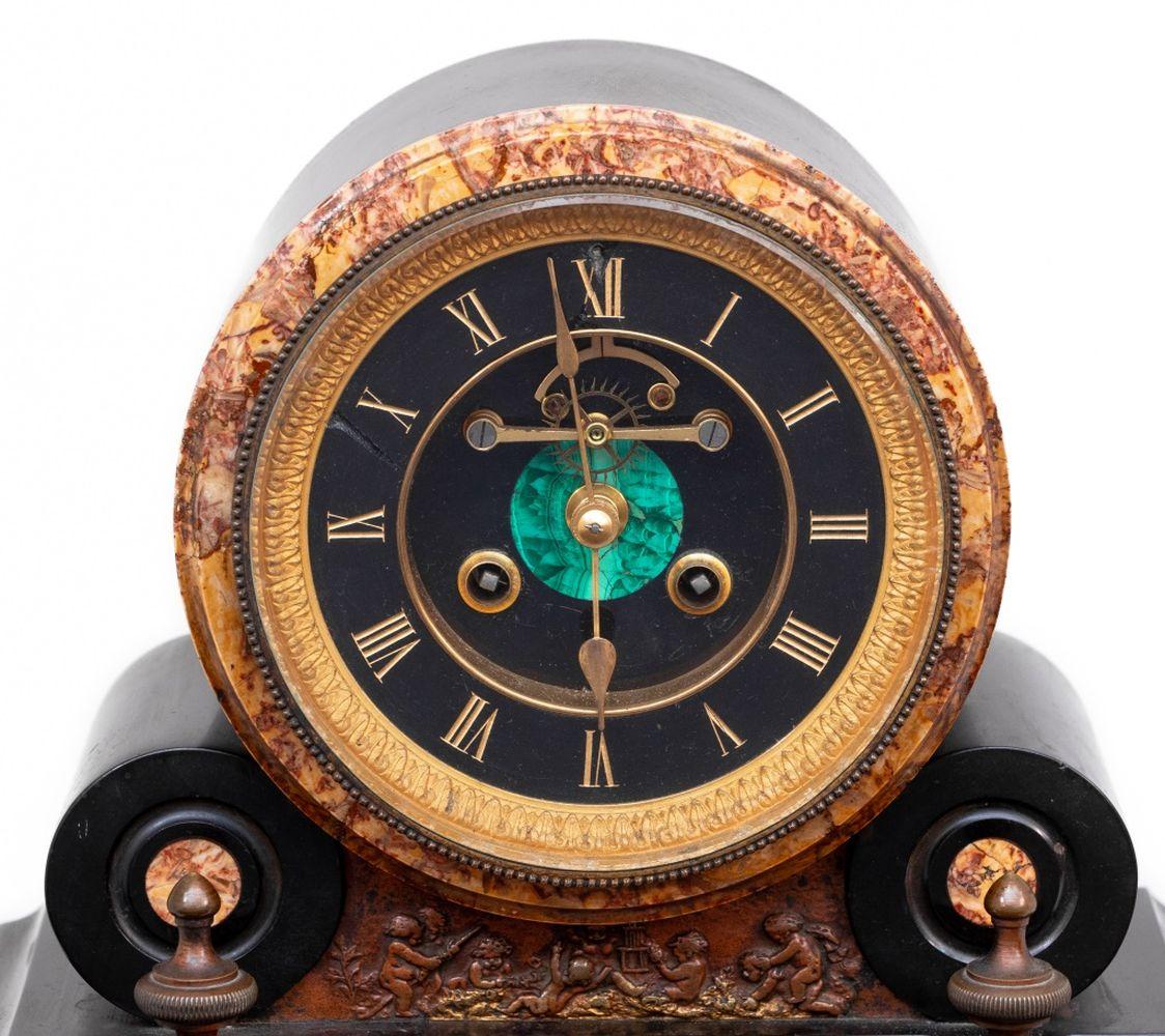 Néoclassique Horloge de cheminée en marbre patiné et ardoise en vente