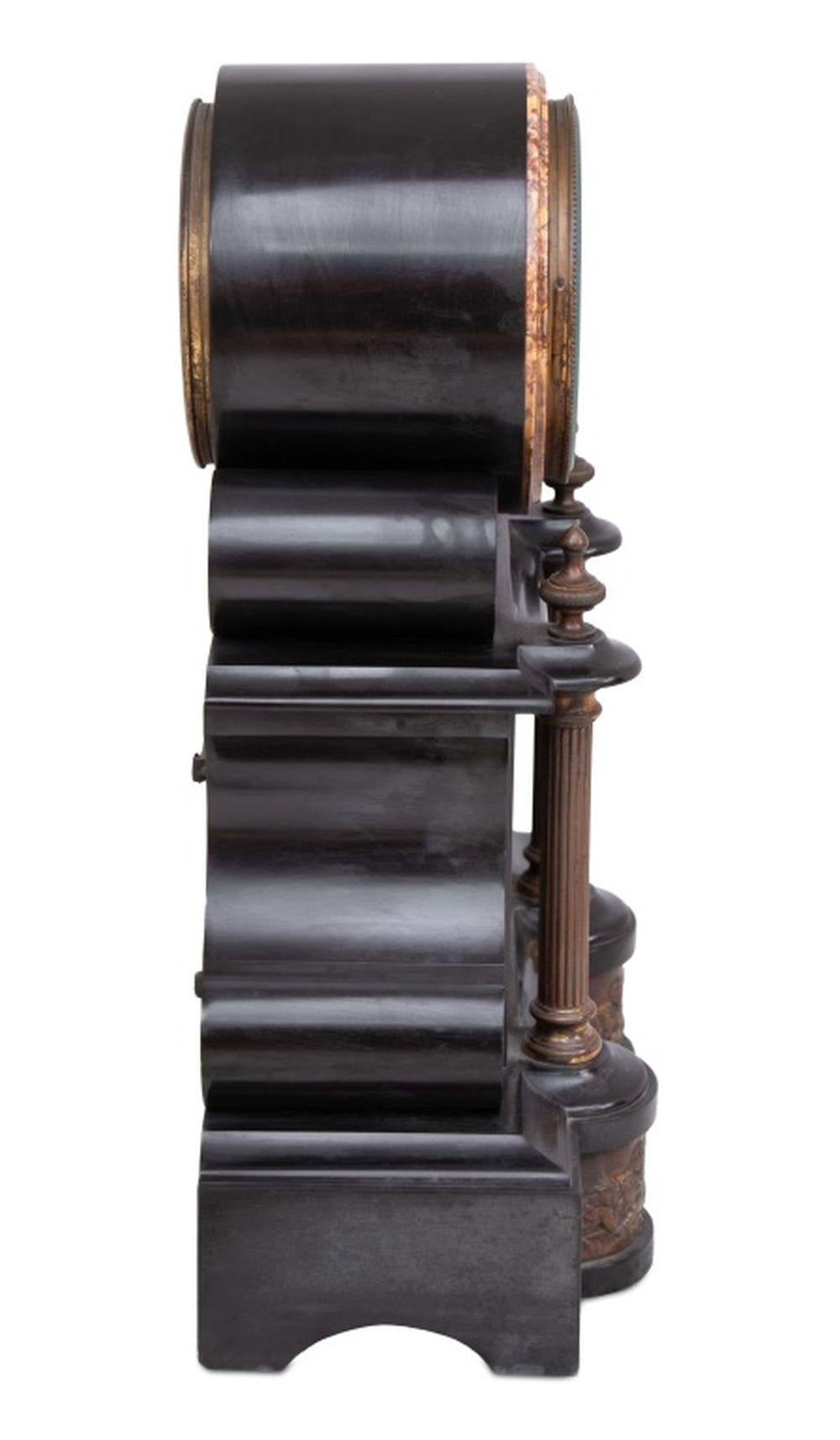 Français Horloge de cheminée en marbre patiné et ardoise en vente