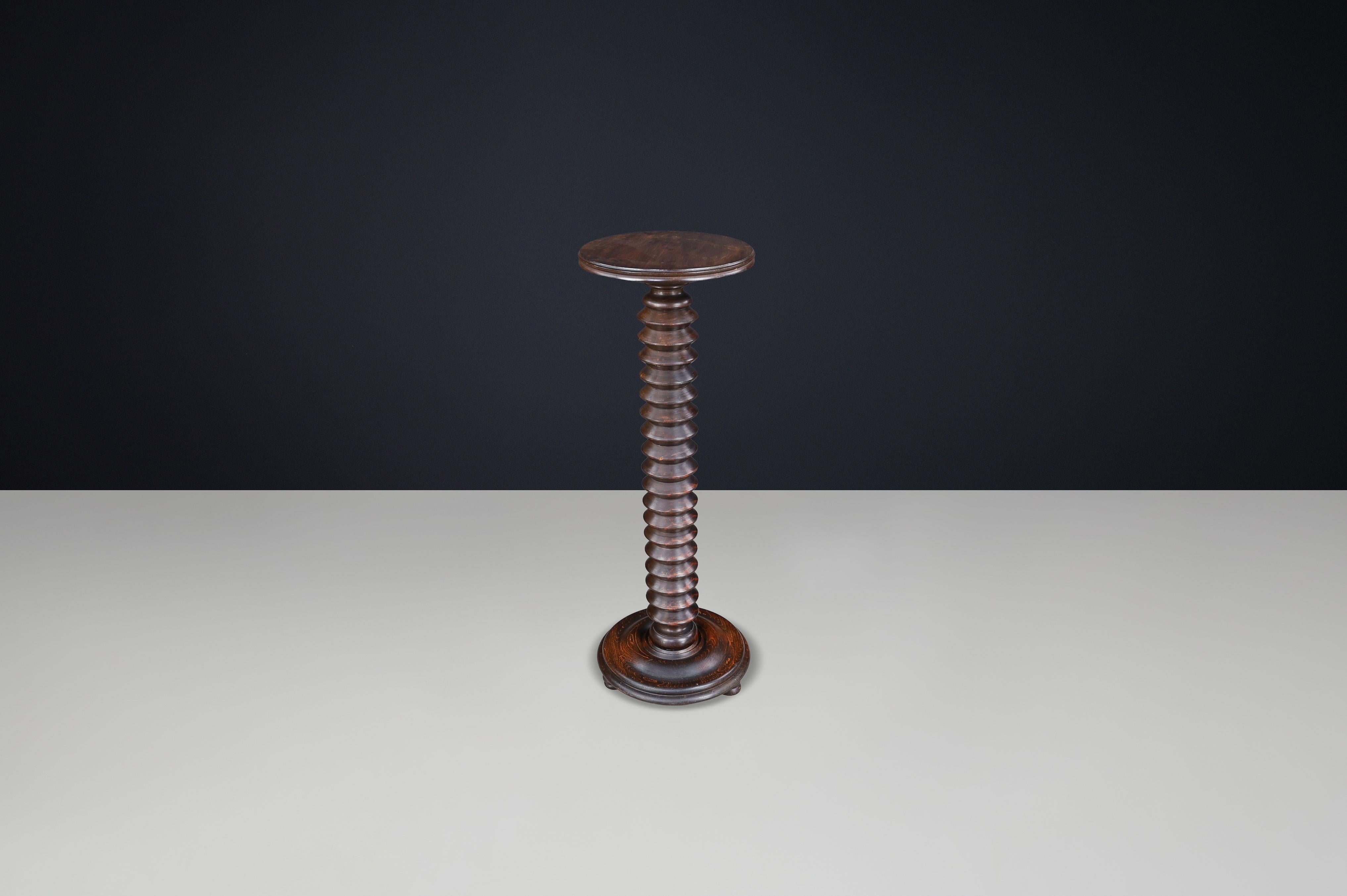 Guéridon en chêne patiné de style Charles Dudouyt, années 1940-1950 en vente 3