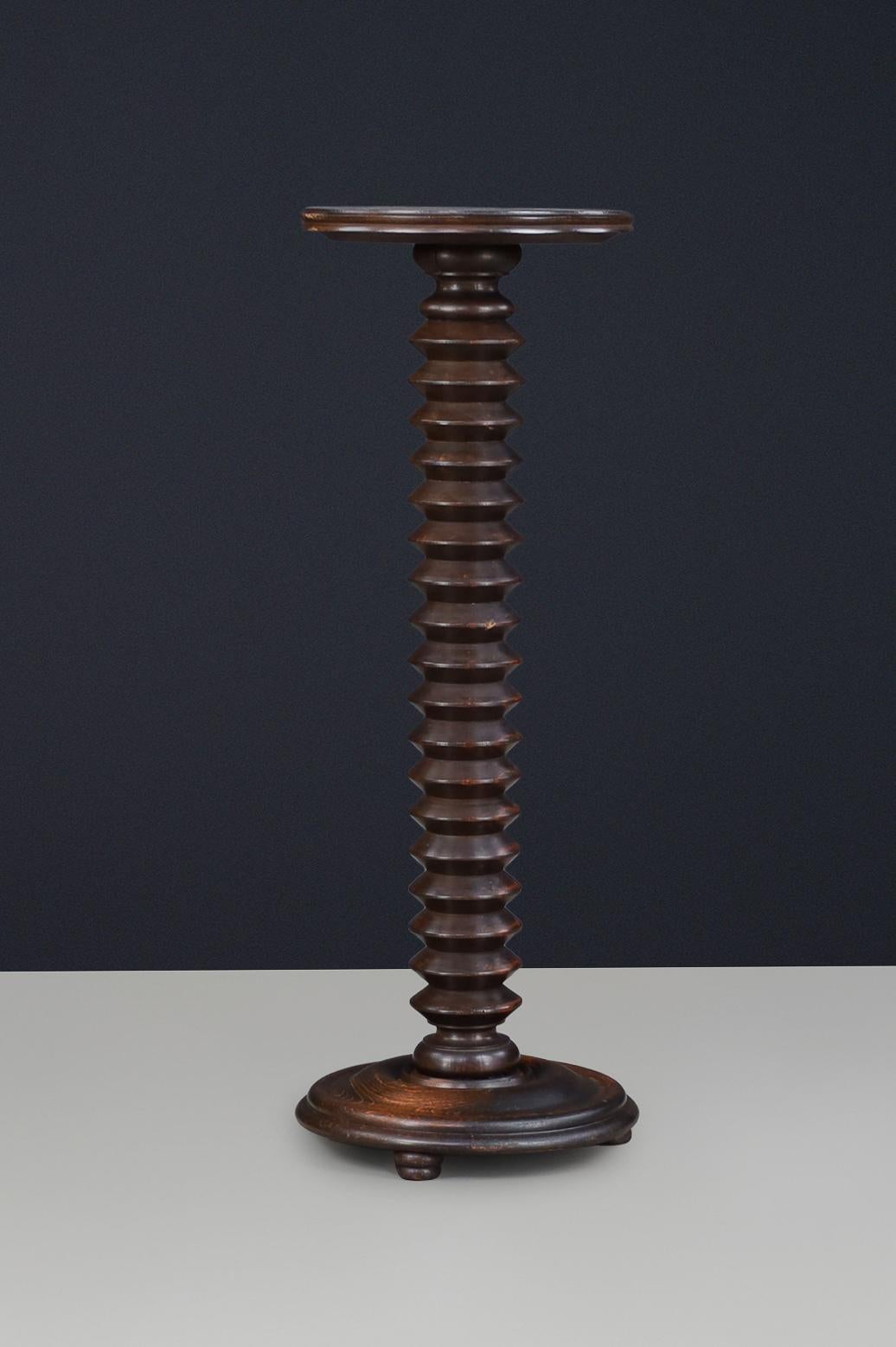 Guéridon en chêne patiné de style Charles Dudouyt, années 1940-1950

Cette étonnante table d'appoint ou piédestal français, fabriquée dans les années 1940-1950 en chêne brun massif, est une pièce sculpturale à la fois fonctionnelle et richement
