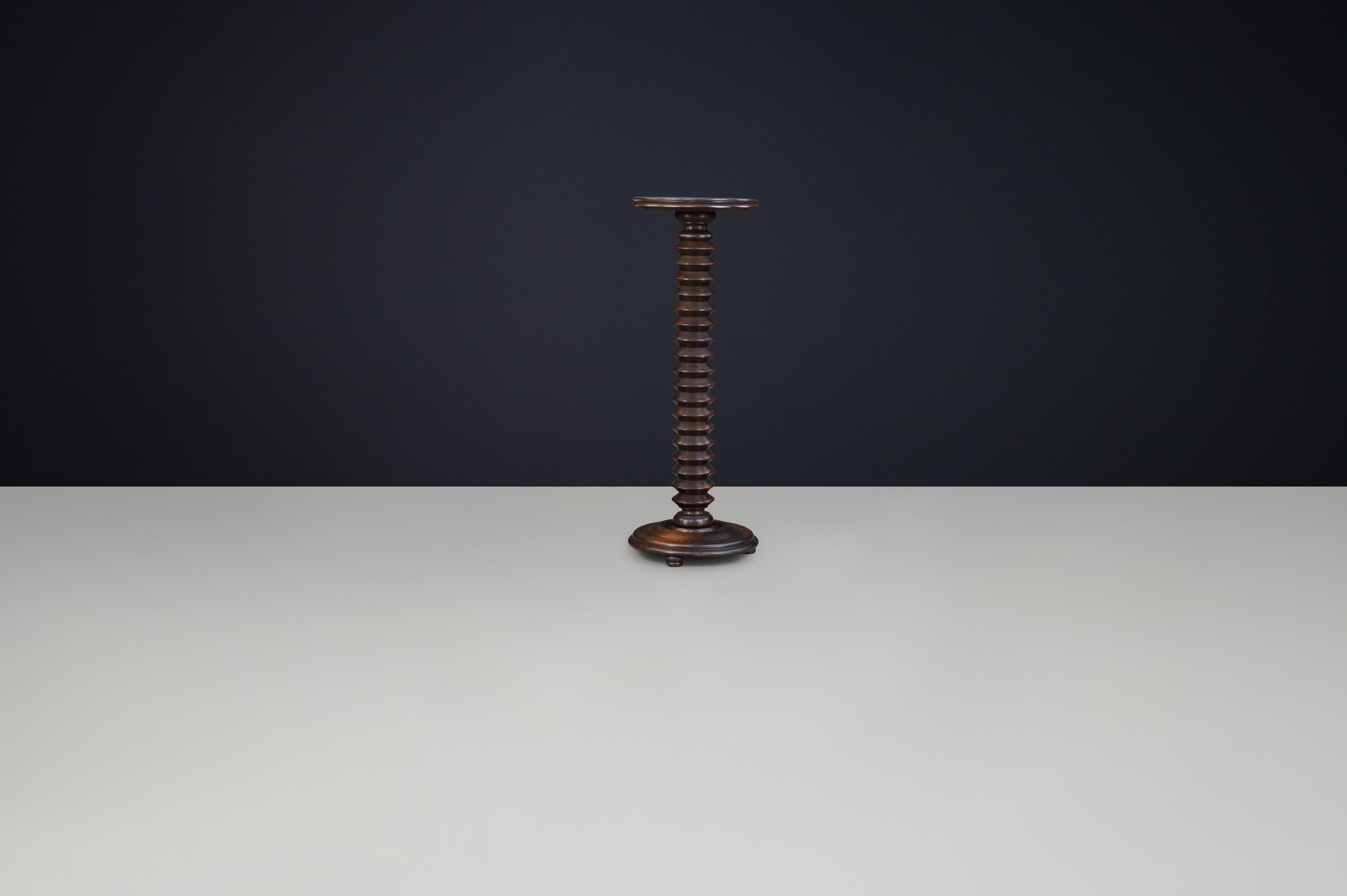 Français Guéridon en chêne patiné de style Charles Dudouyt, années 1940-1950 en vente