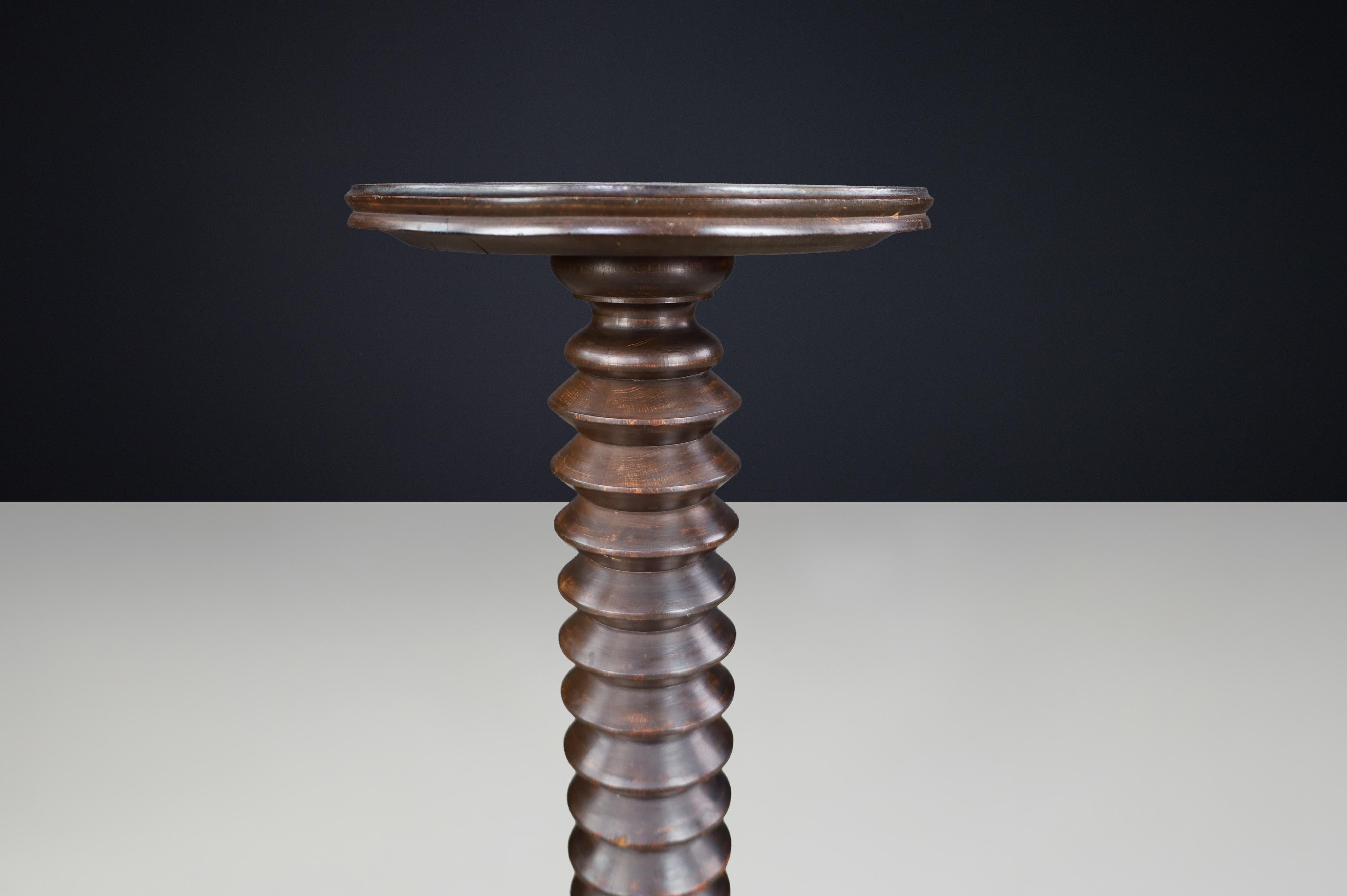 Guéridon en chêne patiné de style Charles Dudouyt, années 1940-1950 Bon état - En vente à Almelo, NL