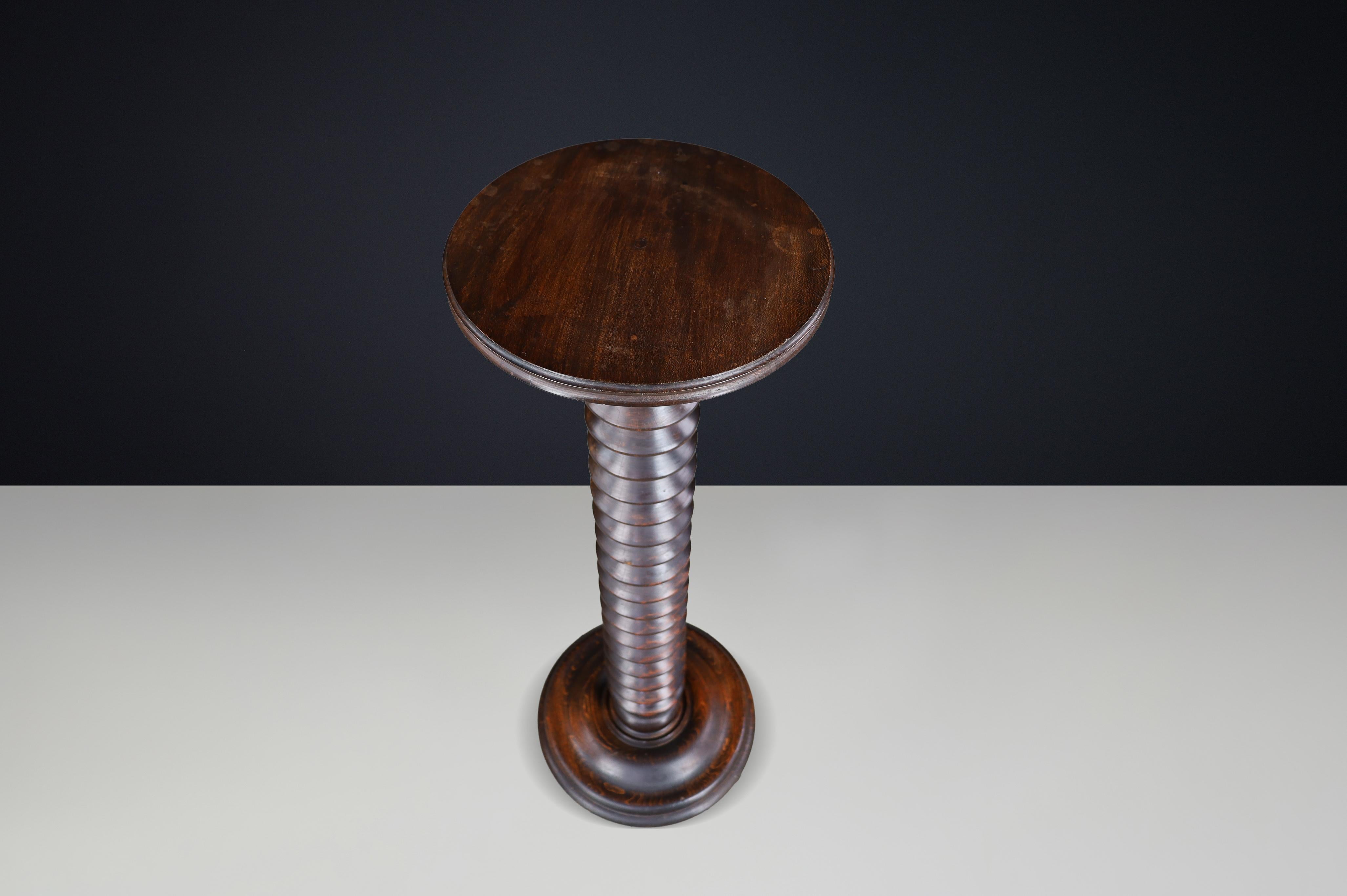 Guéridon en chêne patiné de style Charles Dudouyt, années 1940-1950 en vente 1