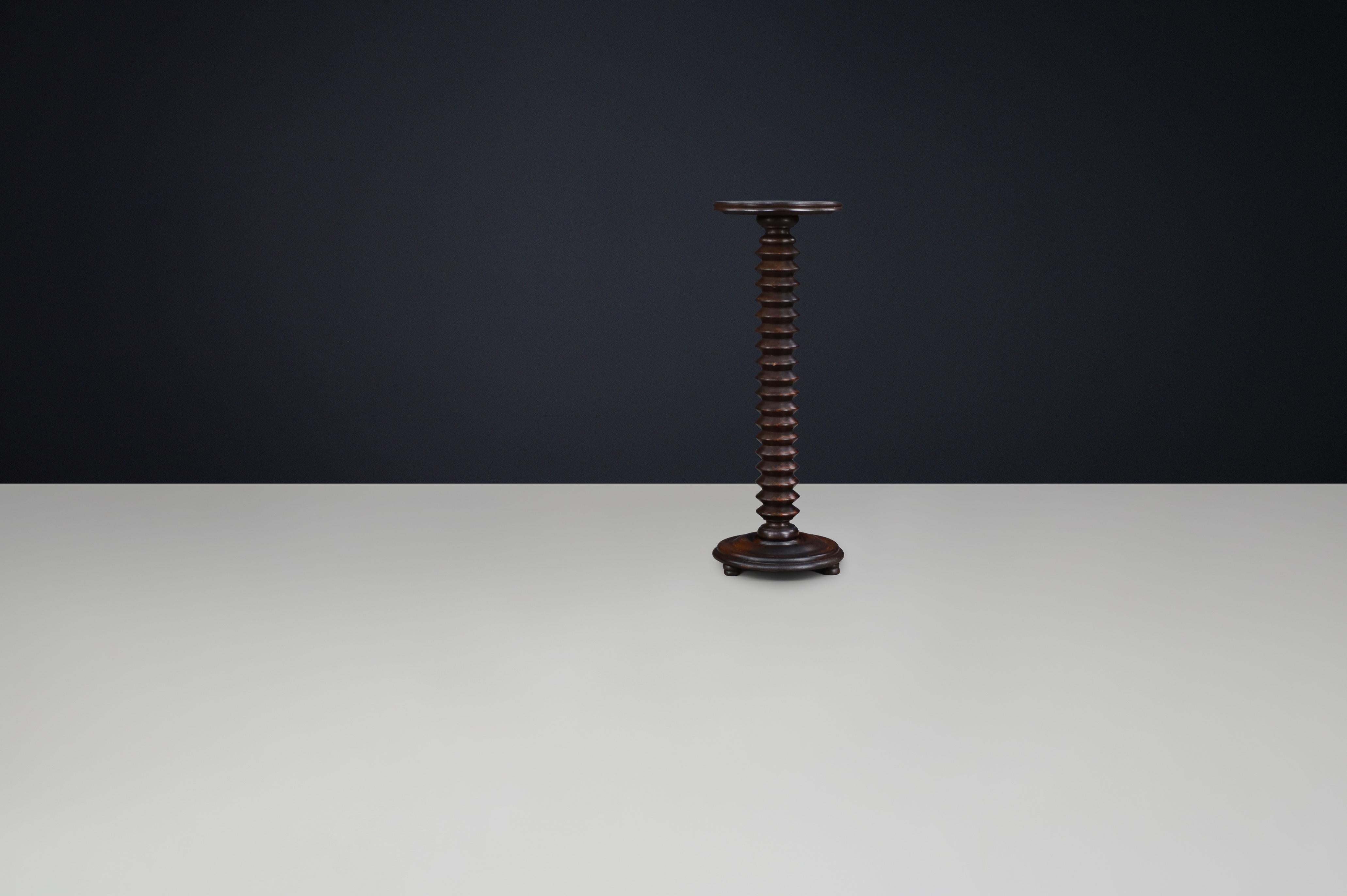 Guéridon en chêne patiné de style Charles Dudouyt, années 1940-1950 en vente 2