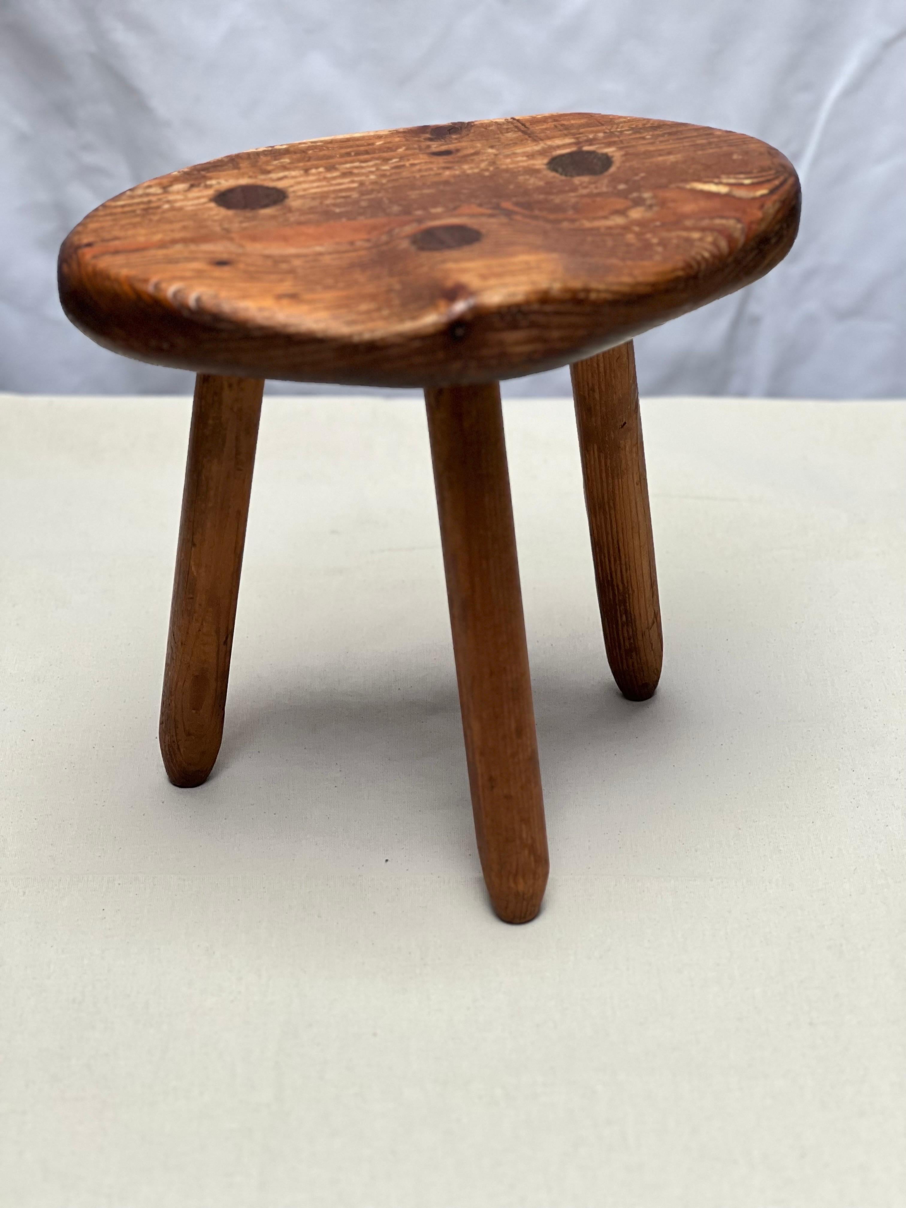 20th Century French Patinated  Pine Milking Stool circa 1940 Brutalist Decorative elements