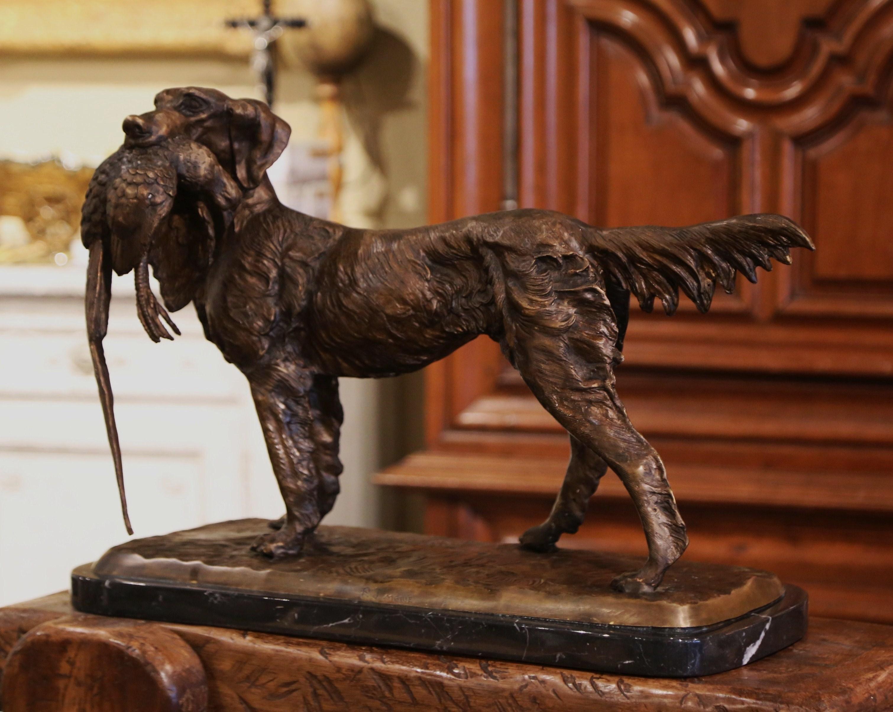 ¡Decora el despacho o la biblioteca de un hombre con esta elegante escultura pesada de perro y pájaro! Creada en Francia hacia el año 2000 y apoyada sobre una gruesa base rectangular de mármol negro, la composición representa a un orgulloso setter