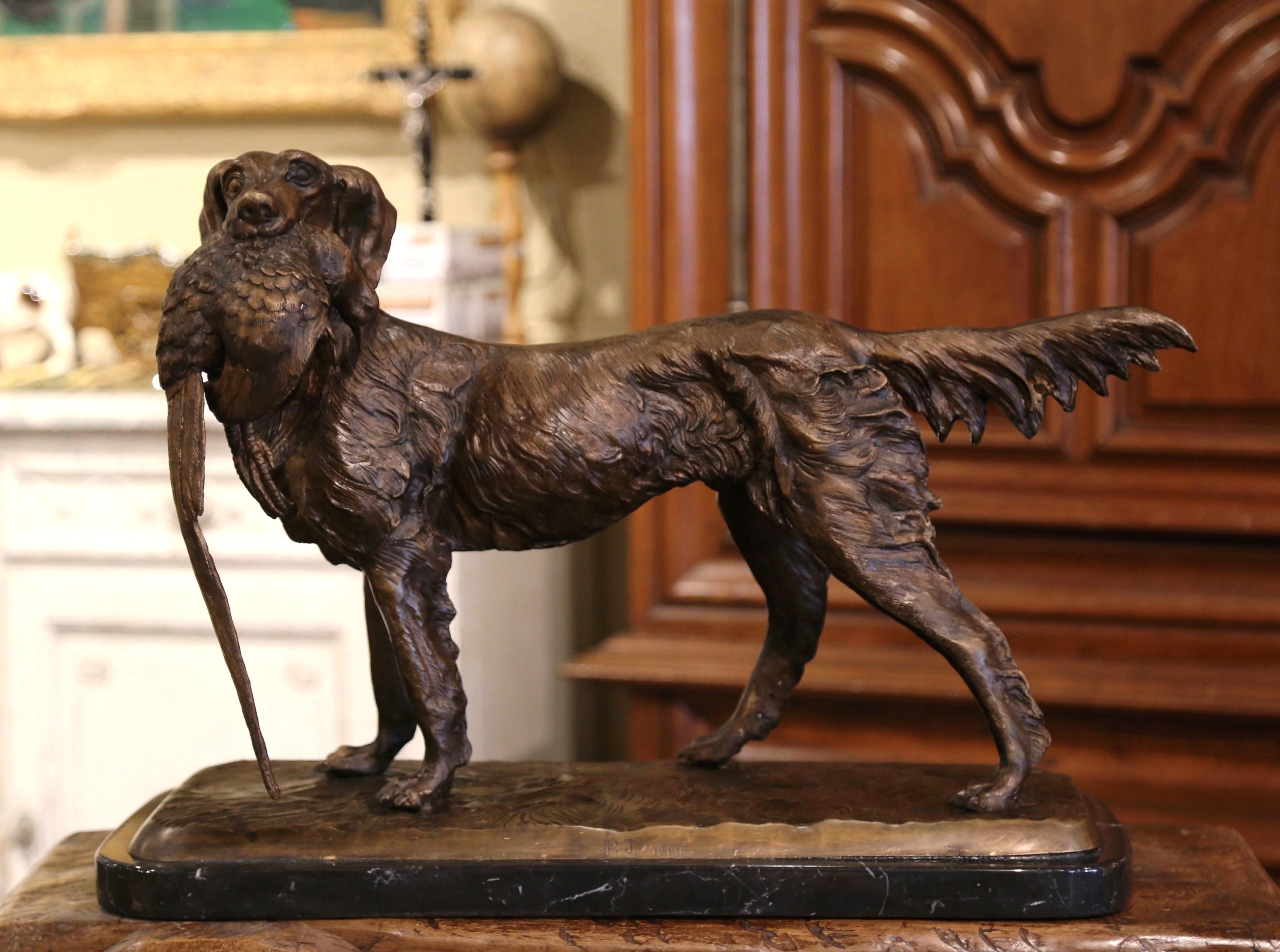 Fait main Sculpture française ancienne représentant un chien de chasse et un faisan sur socle en marbre signée PJ Mene en vente