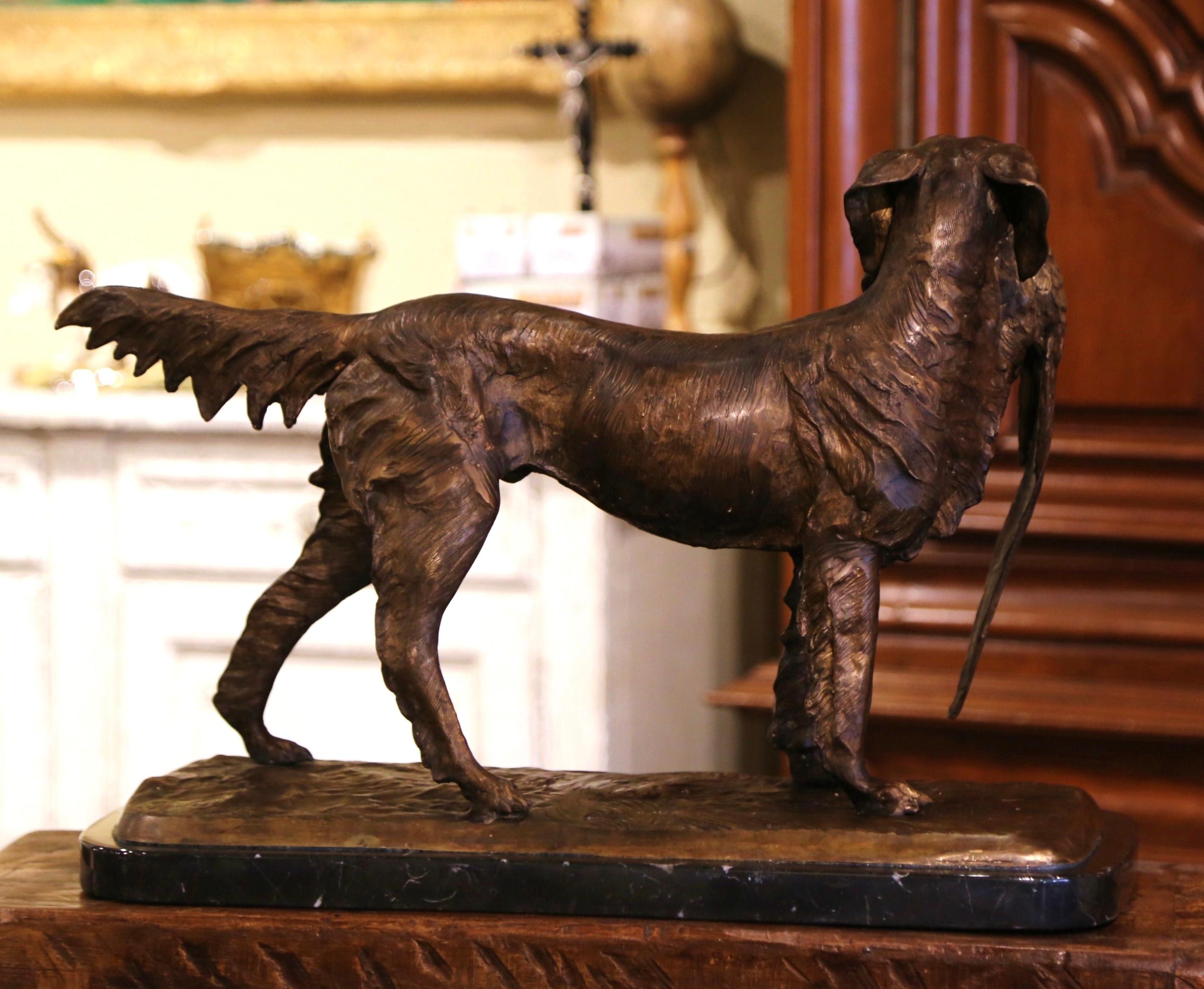 Zinc brut Sculpture française ancienne représentant un chien de chasse et un faisan sur socle en marbre signée PJ Mene en vente