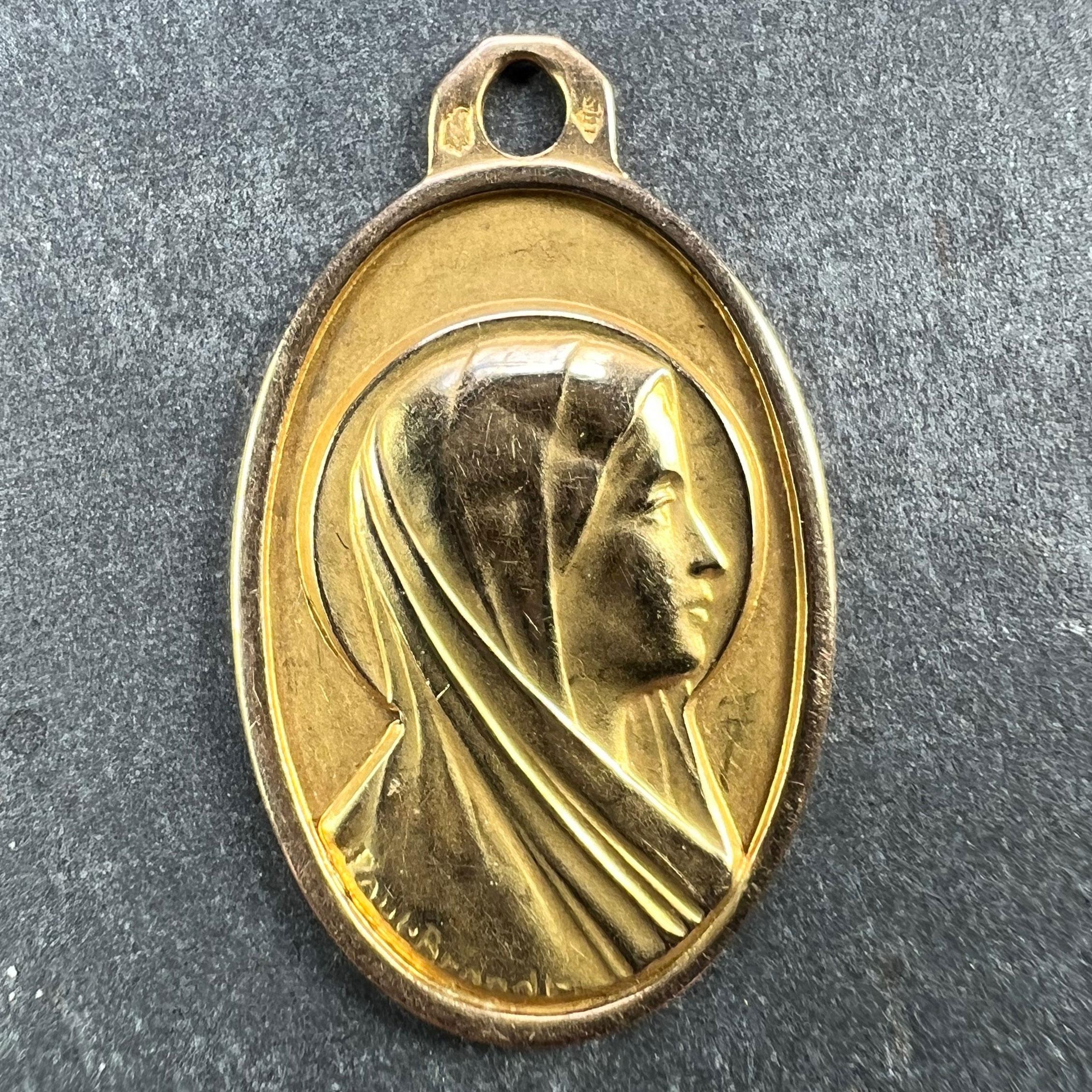 Pendentif ovale à breloques en or jaune 18 carats (18K) conçu comme une médaille représentant la Vierge Marie. Signé Paul Brandt. Gravé au verso 