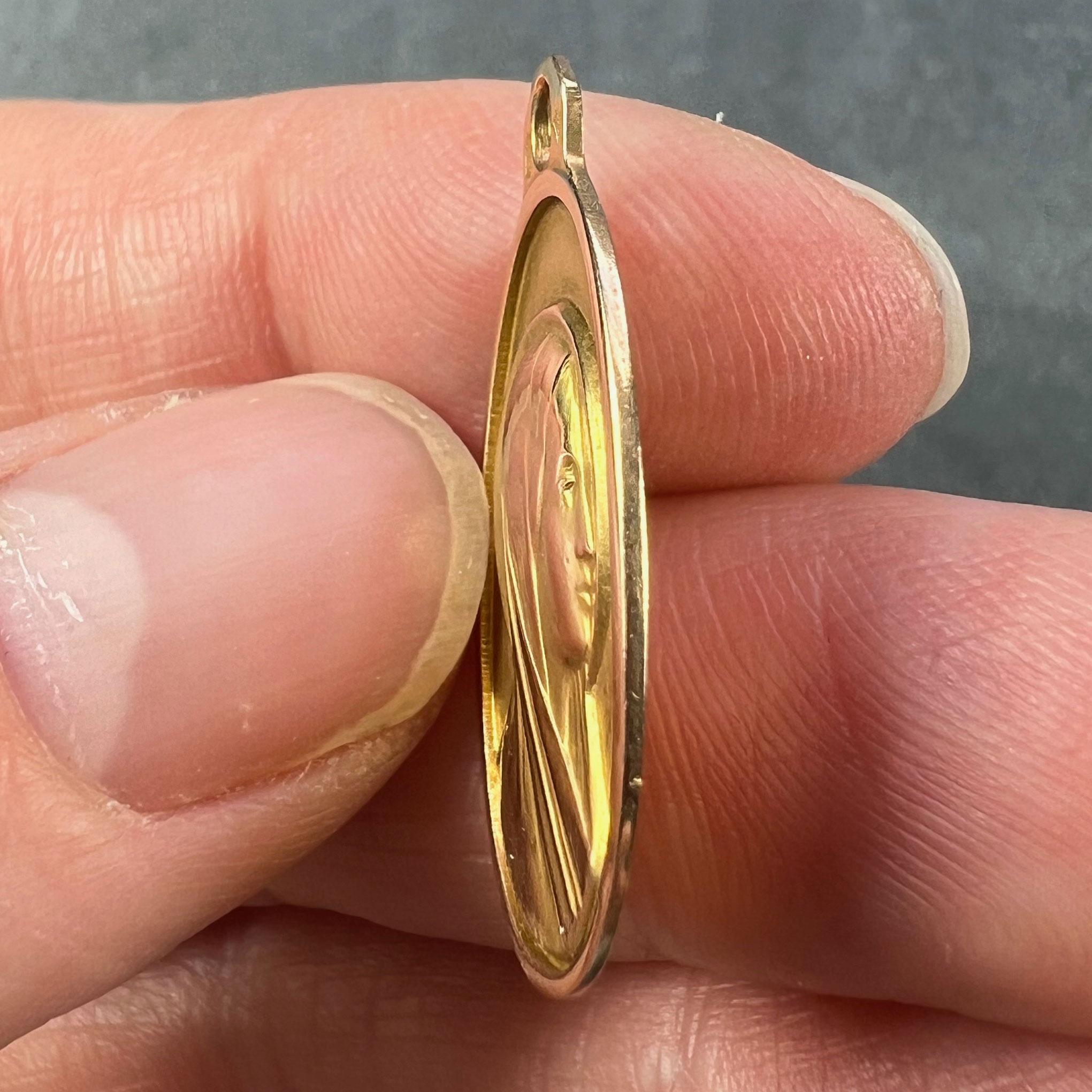 Paul Brandt Pendentif breloque Vierge Marie en or jaune 18 carats français en vente 3