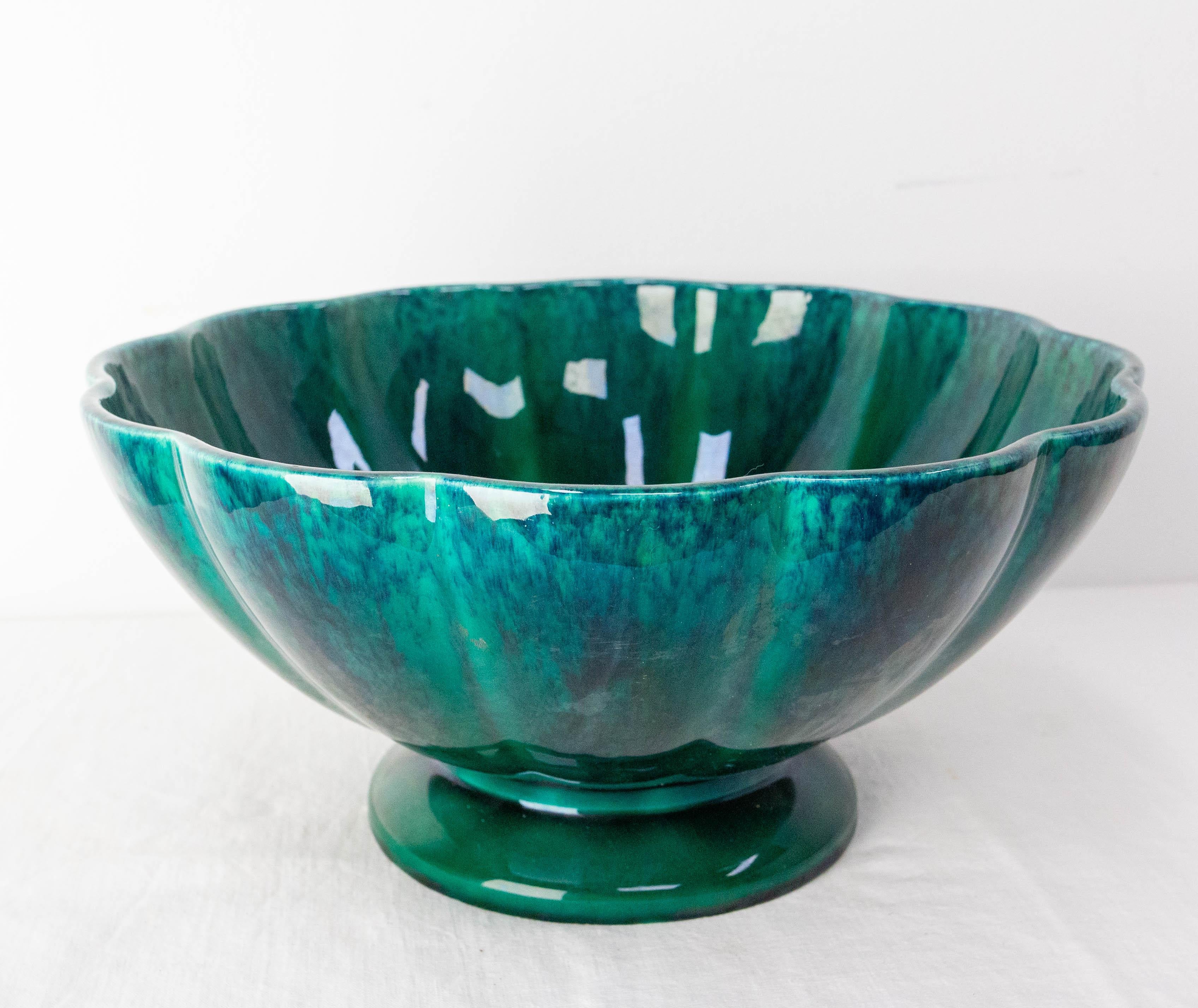 Coupe à fruits en céramique émaillée de couleur vert foncé.
Paul Millet, a travaillé la majeure partie de sa vie dans la manufacture de céramique de Sèvres.
Au début de sa carrière, vers 1890, il travaille avec son père jusqu'à la mort de celui-ci
