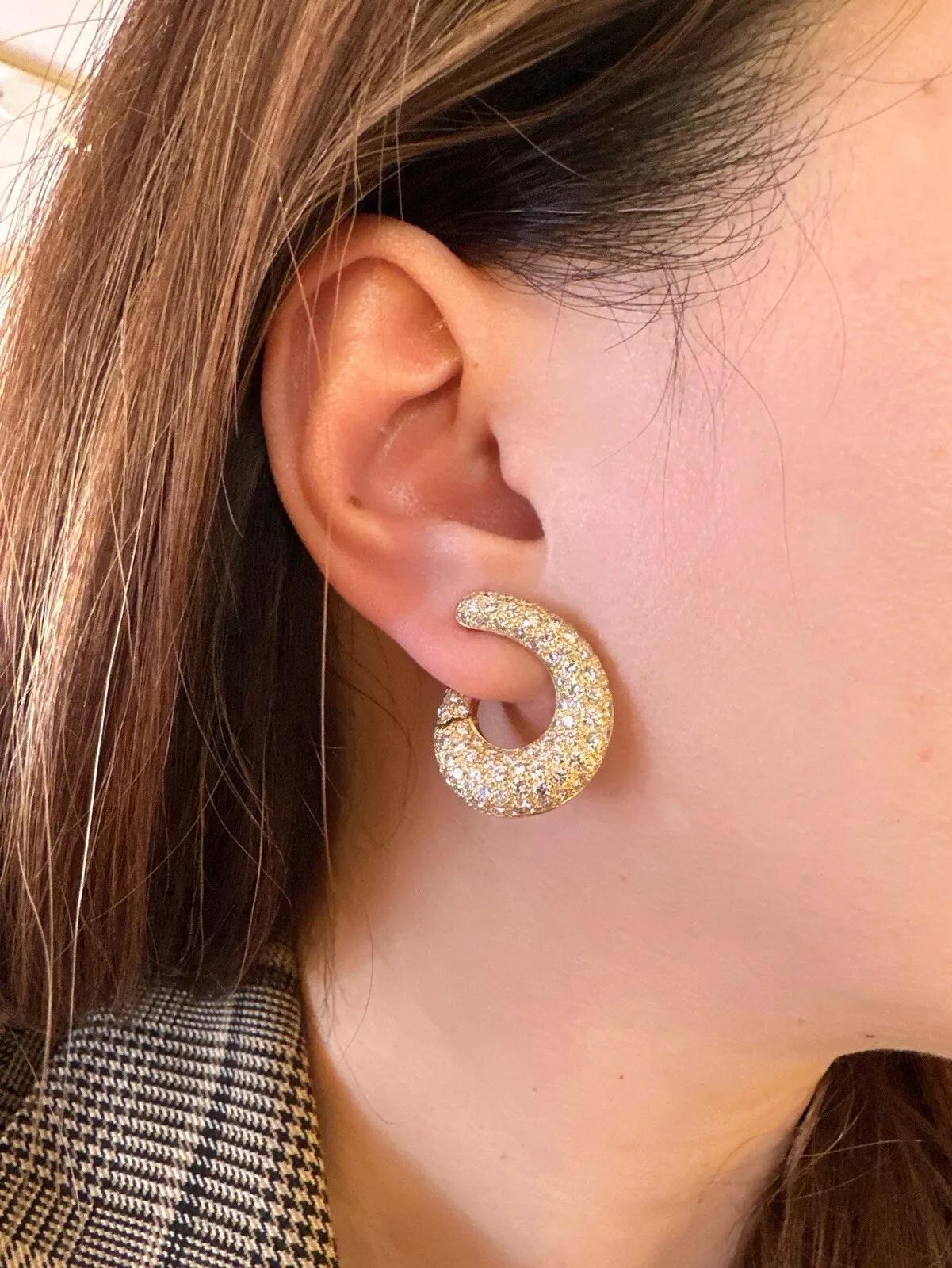 French Pave Diamond Crescent Hoop Earrings in 18k Yellow Gold

French made Pave Diamond Hoop Earrings feature approximately 6.00 carats of Round Brilliant Diamonds pave set in 18k Yellow Gold. The earrings are hinged with a screwback clip.

Total