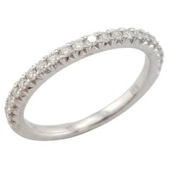 Alliance en or blanc 14 carats sertie de diamants ronds selon la technique du pavé