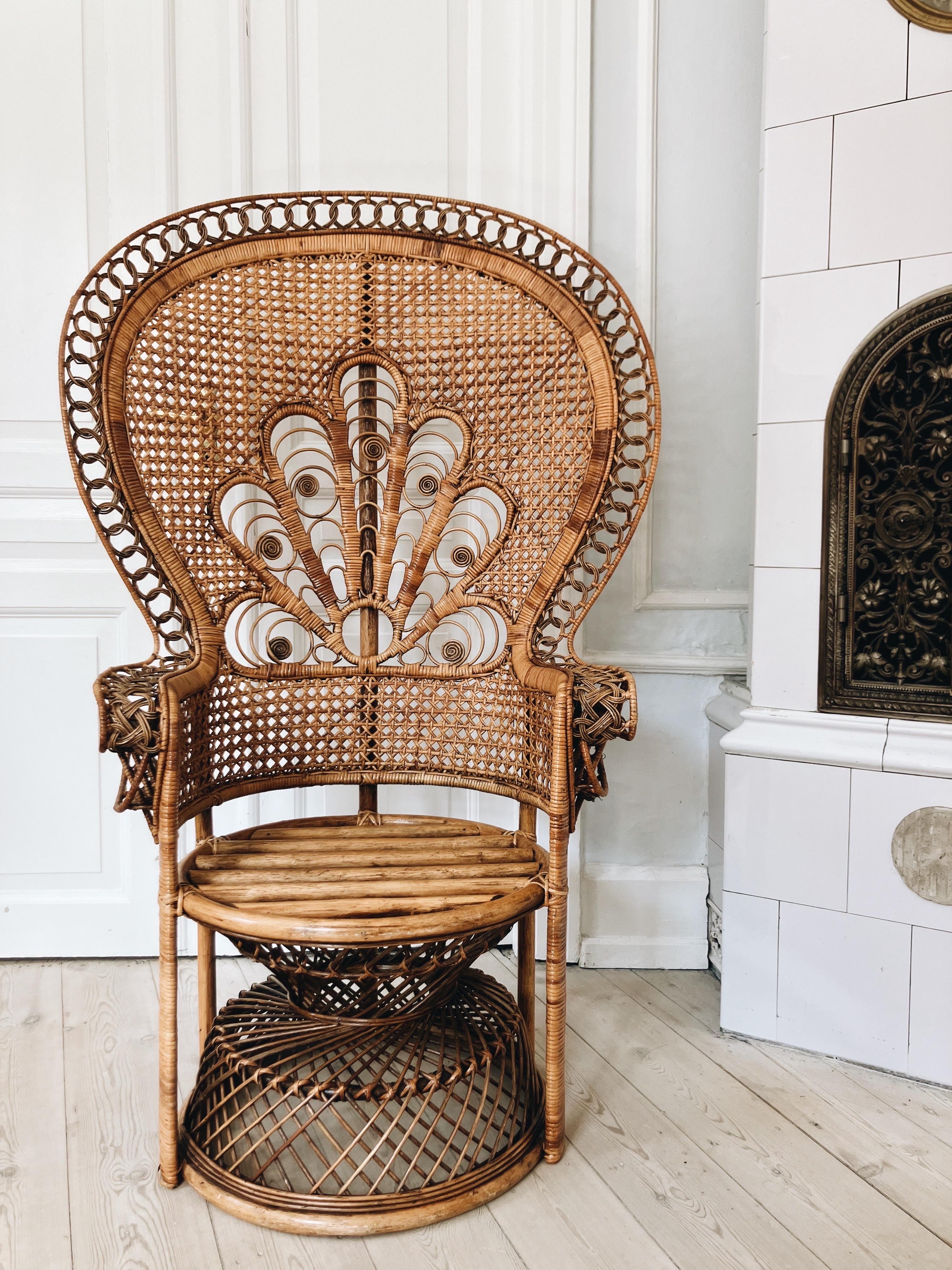 Chaise française en forme de paon des années 1960.

La chaise paon est fabriquée en bambou tressé. Sculptures décoratives et bon état d'origine. Stabel et avec très peu de traces d'utilisation. 

La chaise provient d'une dame âgée qui l'a achetée en