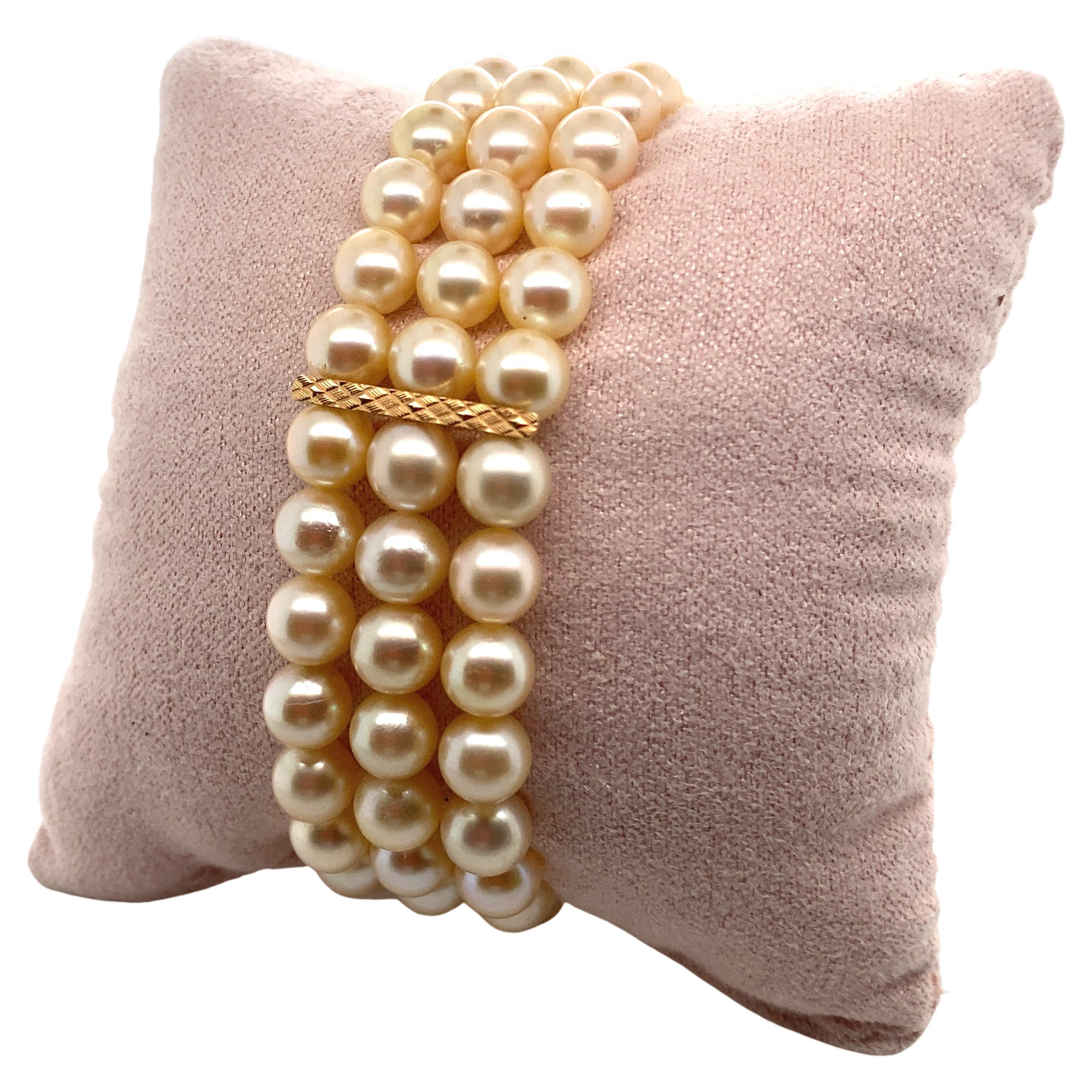 Pearl Bracelet Vintage with 18 Carat Barrettes Gold.
French Pearl Bracelet Vintage with 26x3 which weight 6 1/Z.
The pearls were strung not long ago.

Weight: 36.5 grams 
Width: 2 cm /  0.787402 inch
Lenght: 18.5 cm / 7.28 inch

Our gold gemstone