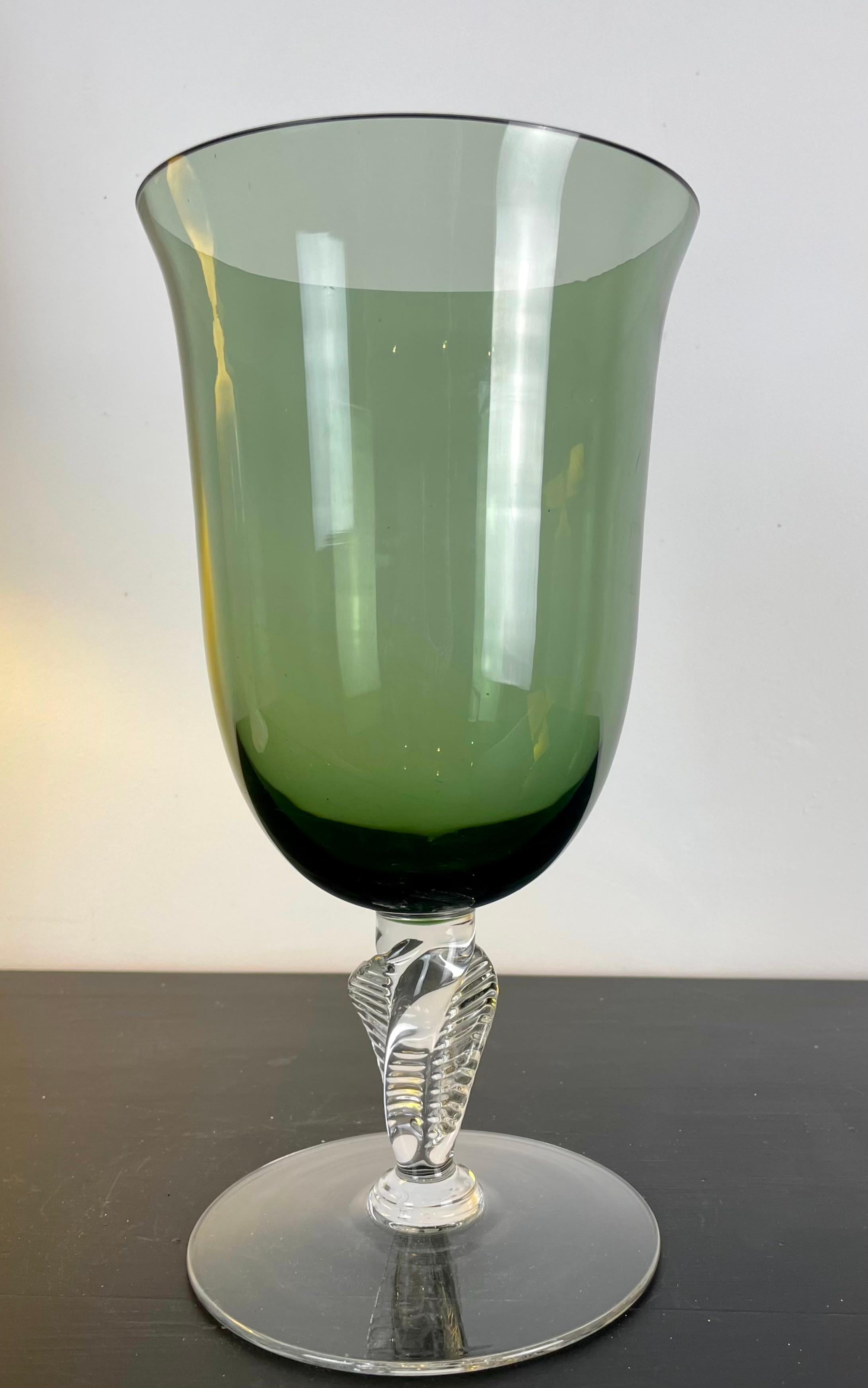 Elegante Glasvase/-schale, gedrehter Fuß aus transparentem Glas.
Der Becher ist aus grünem, durchscheinendem Glas gefertigt.
Geblasenes Glas.
Im Stil von Baccarat oder Murano-Kristall.
Ein winziger Chip um den Rand der Tasse, fast unsichtbar.
Schöne