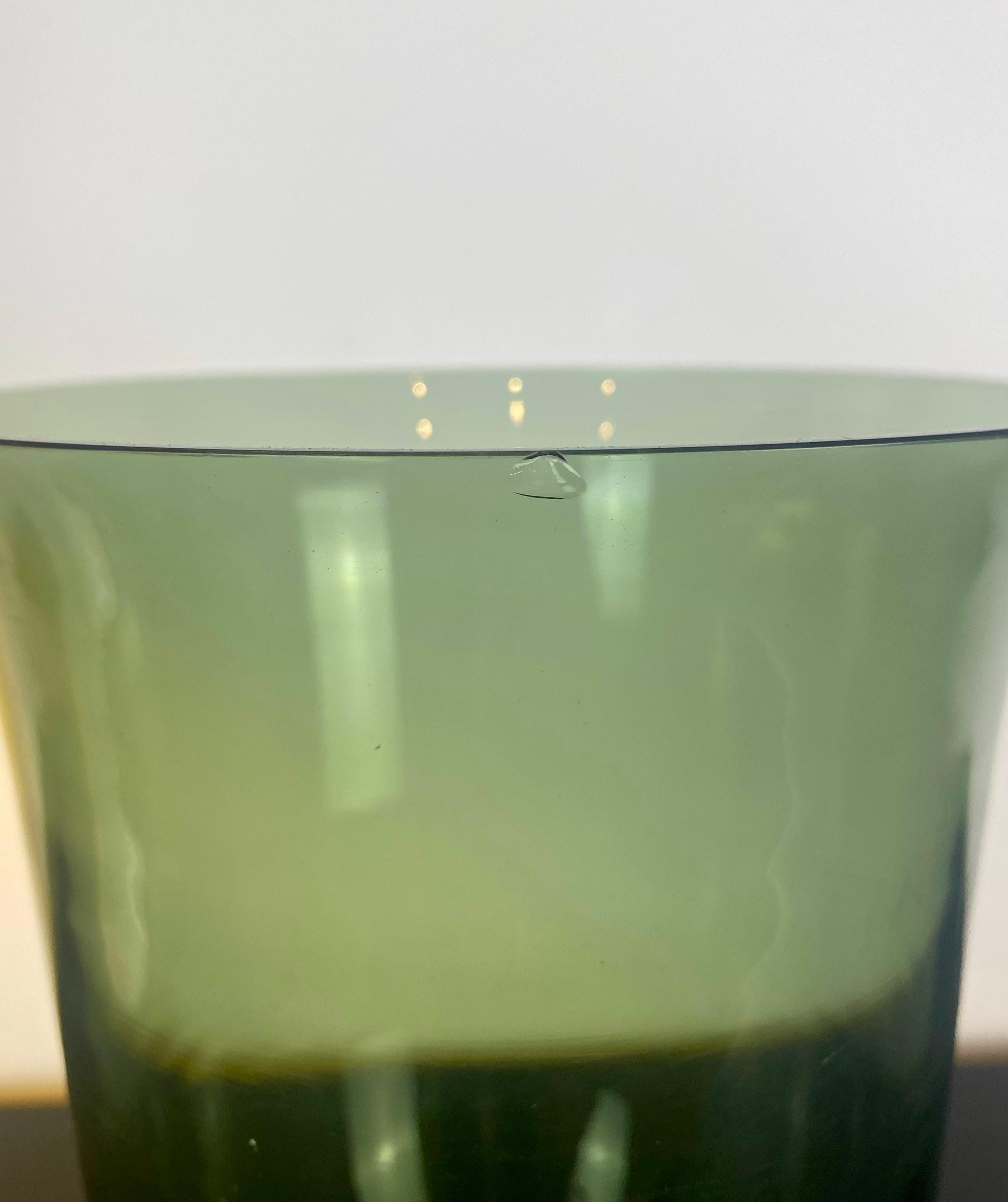 Französisches Glasgefäß mit Sockel – Vase – Tasse – Grün – Vintage 1970er Jahre – Frankreich im Angebot 1