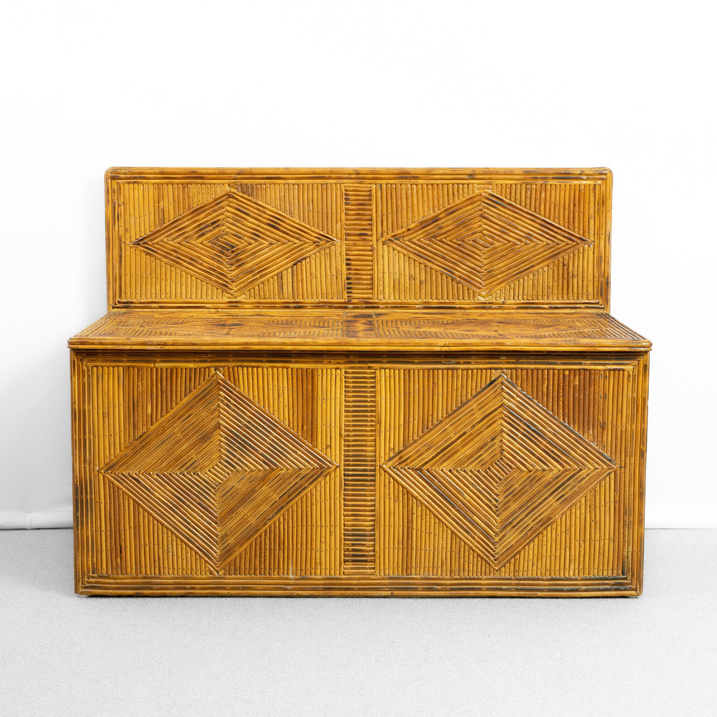 Cofanetto in bambù con canne a matita.
Con alzatina; ottima soluzione per sedersi e per riporre tutto il necessario.

Francia circa 1970
Dimensioni:H: 75,5 cm (29,7