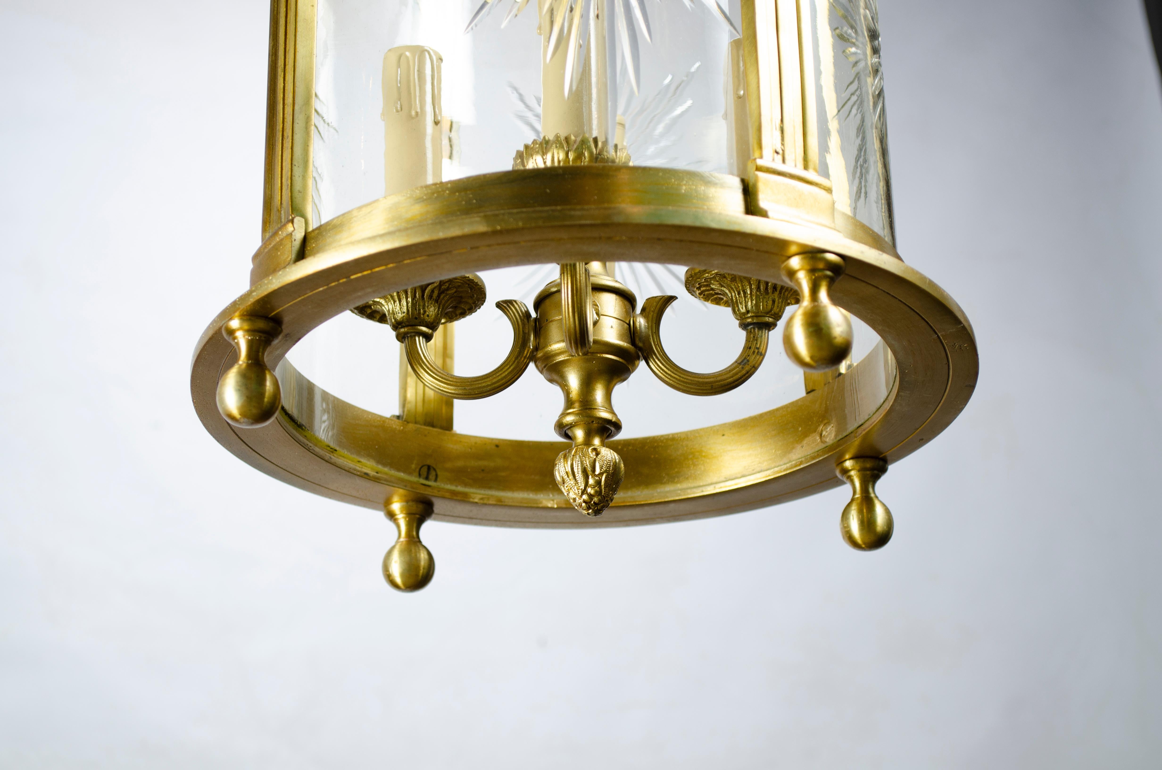 French pendant lamp
Lantern of the early 20th century
carved bombe glass
4 electric lights 220 w
golden patina.
