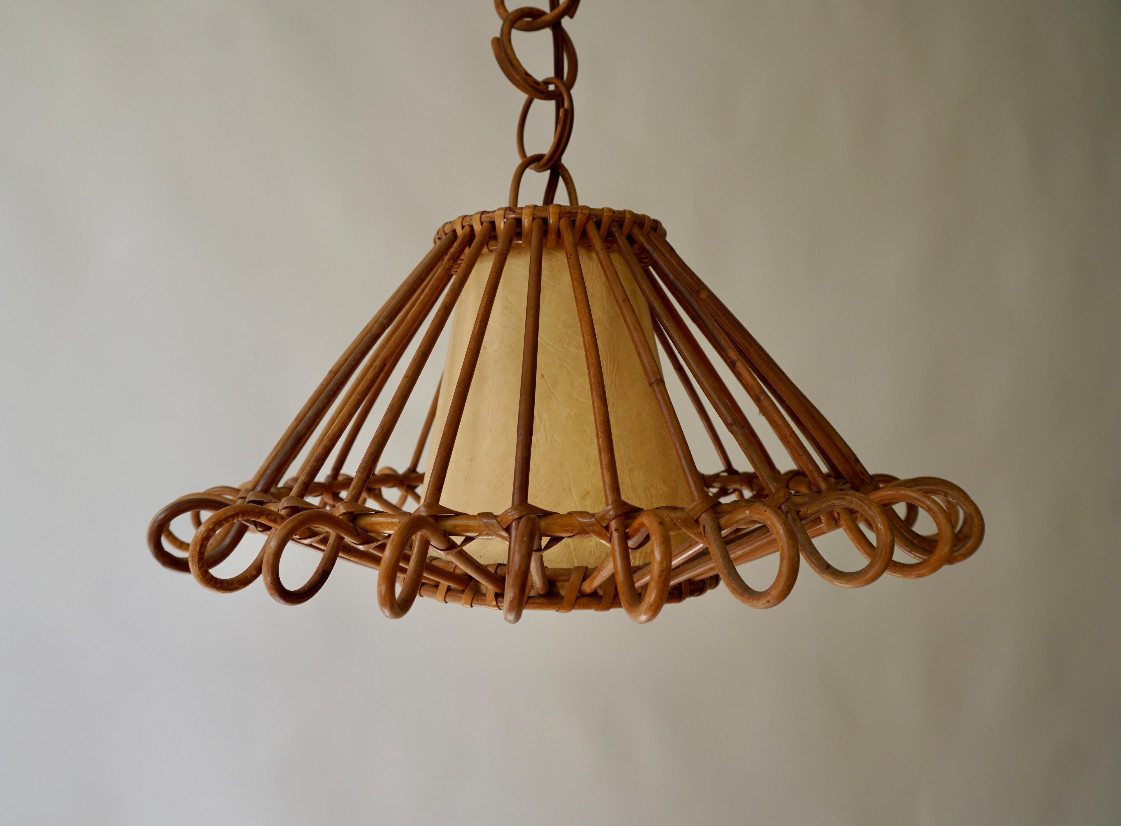 Lampe à suspension ou lanterne française en rotin, années 1950 en vente 2