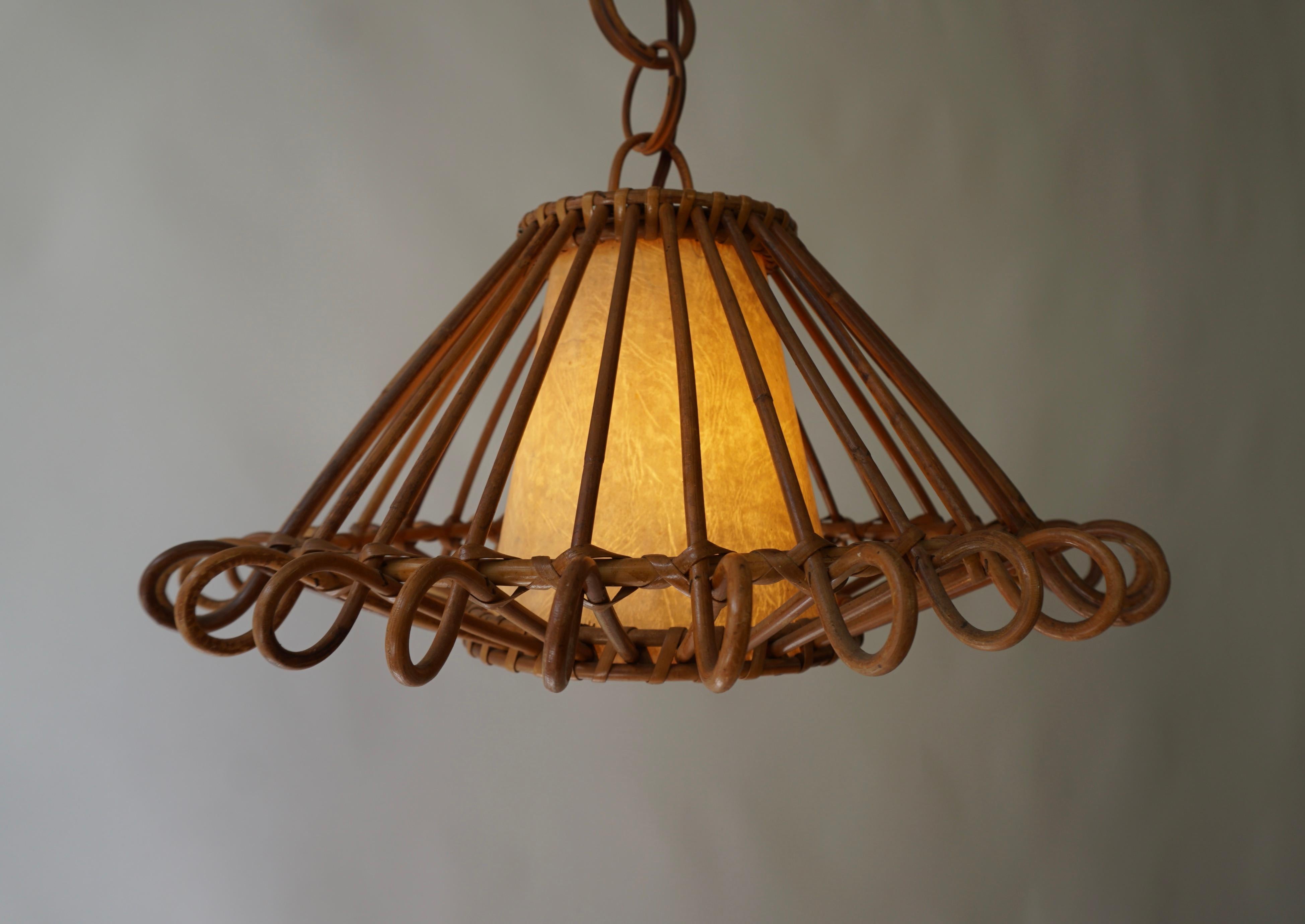 Lampe à suspension ou lanterne française en rotin, années 1950 en vente 3