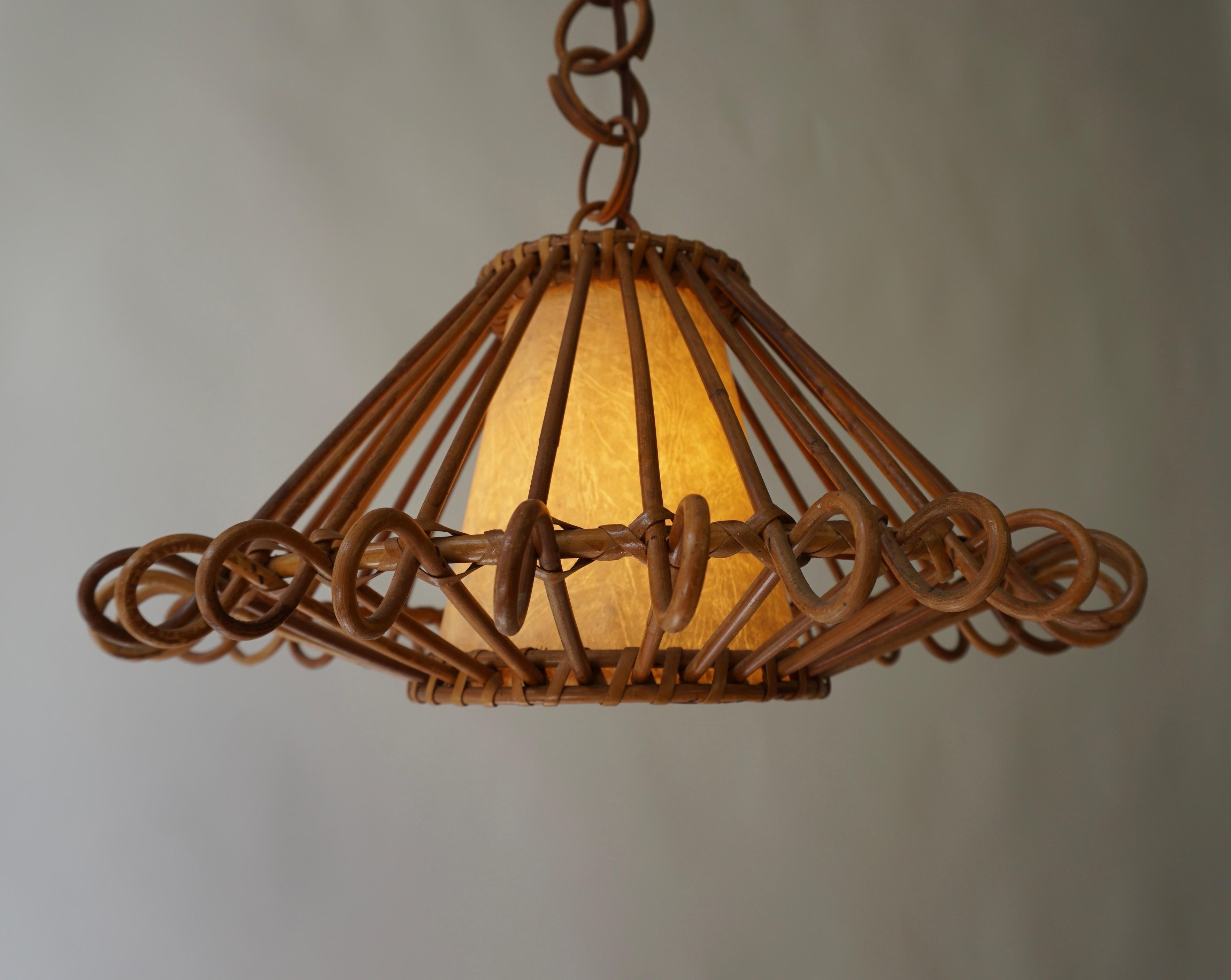 Lampe à suspension ou lanterne française en rotin, années 1950 en vente 4