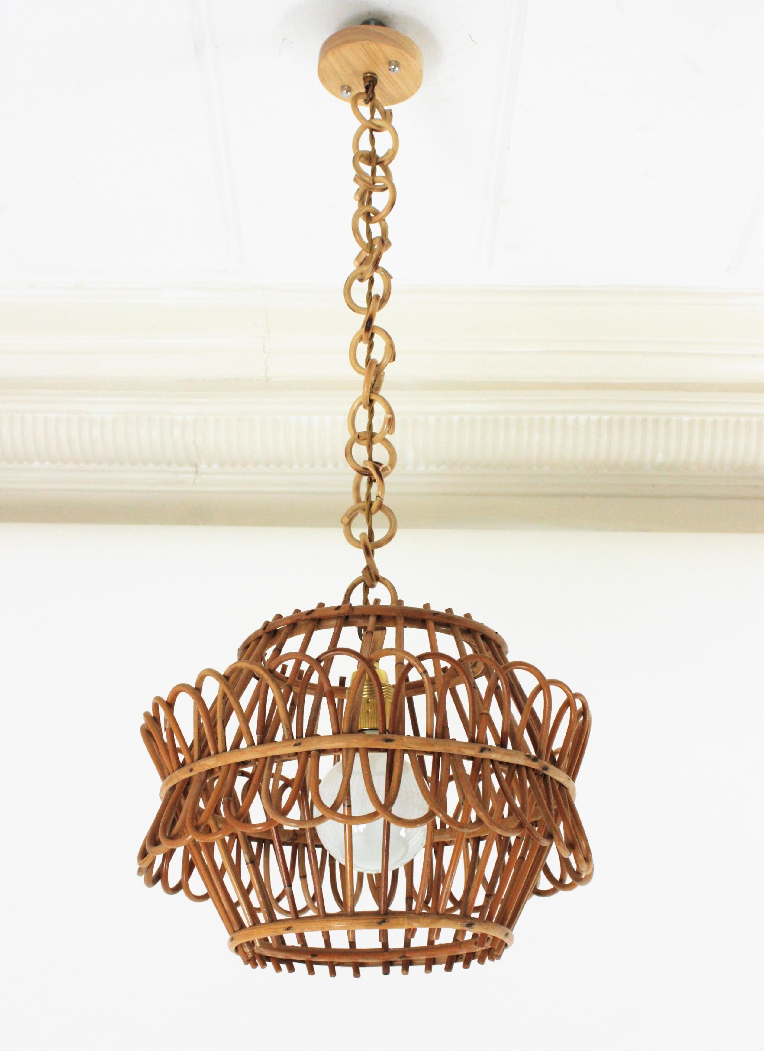 French Modernist Rattan Pagoda Pendant Lamp or Lantern. France, 1950s.
This eye-catching rattan chandelier features a pagoda shape rattan hanging lamp with oriental inspired design. The lampshade is made of an intricate of rattan canes and it hangs
