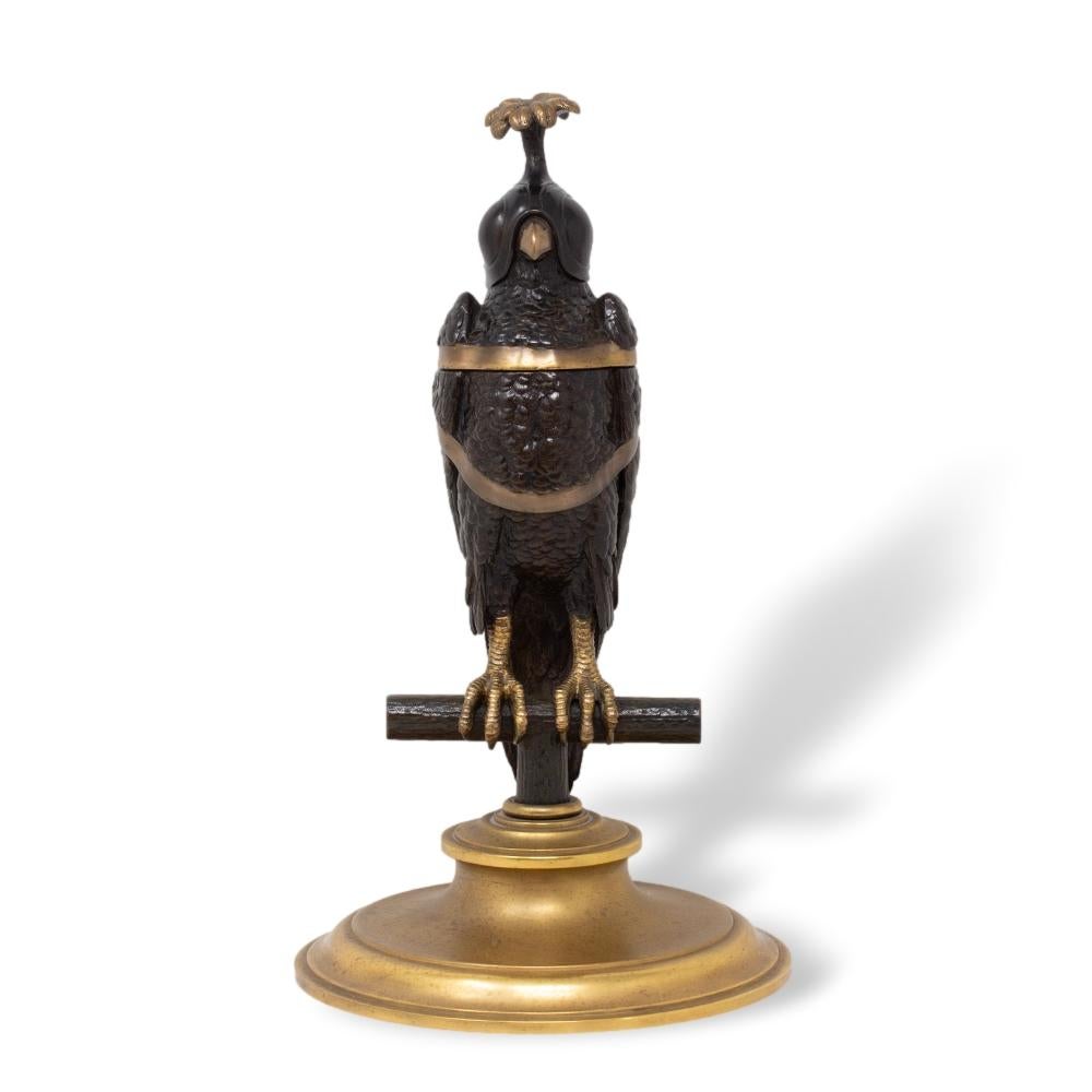 Modellato come un rapace Falco pellegrino

Dalla nostra collezione Decorative, siamo lieti di offrirti questo calamaio con uccello rapace Falco pellegrino francese.

Il calamaio in bronzo è fuso come un falco pellegrino incappucciato appollaiato su