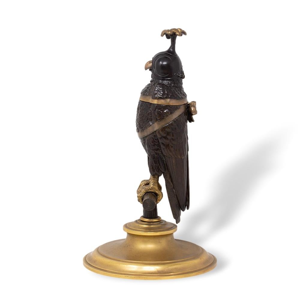 Francese Calamaio francese in bronzo con uccello rapace Falco pellegrino, CIRCA 1880 in vendita