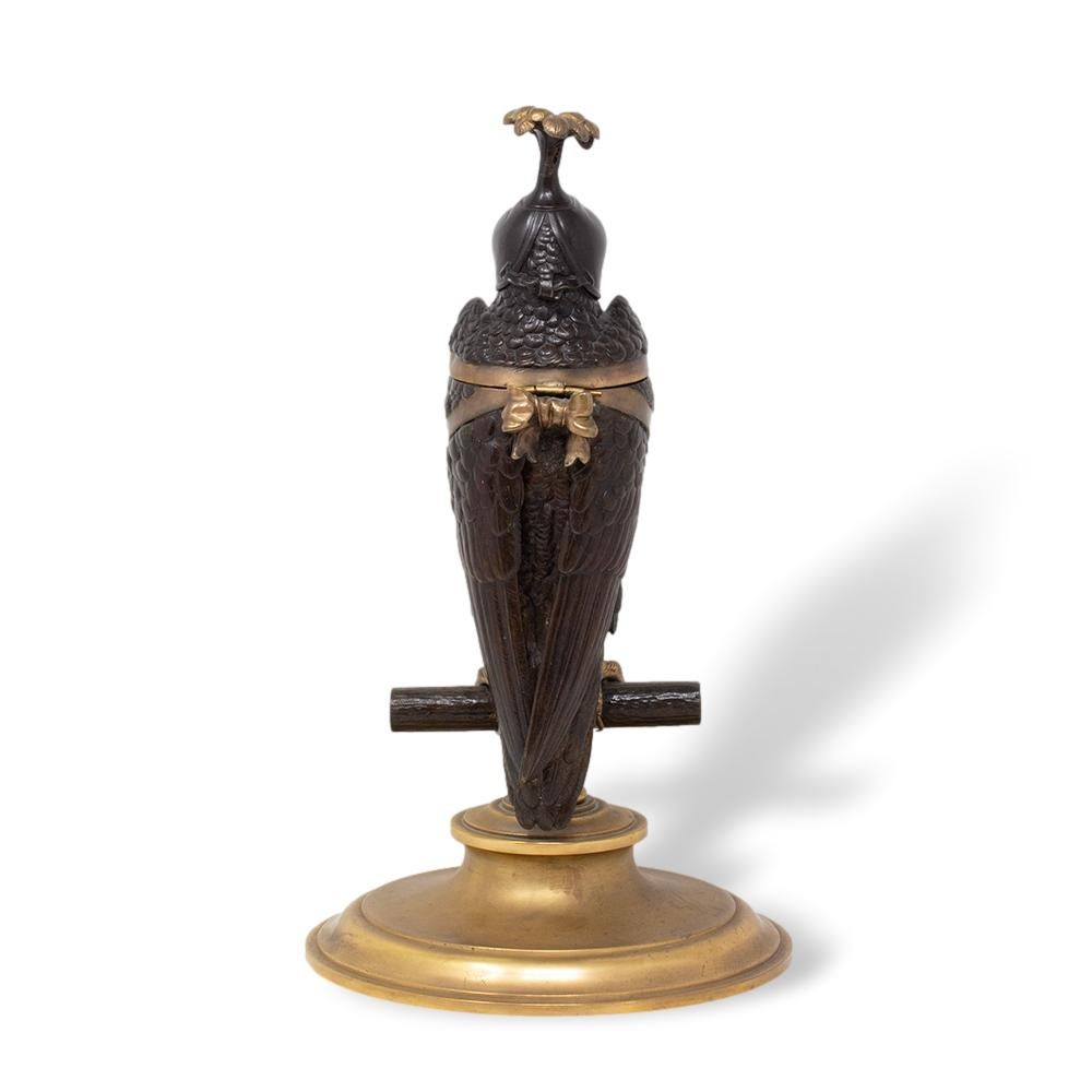 Calco Calamaio francese in bronzo con uccello rapace Falco pellegrino, CIRCA 1880 in vendita
