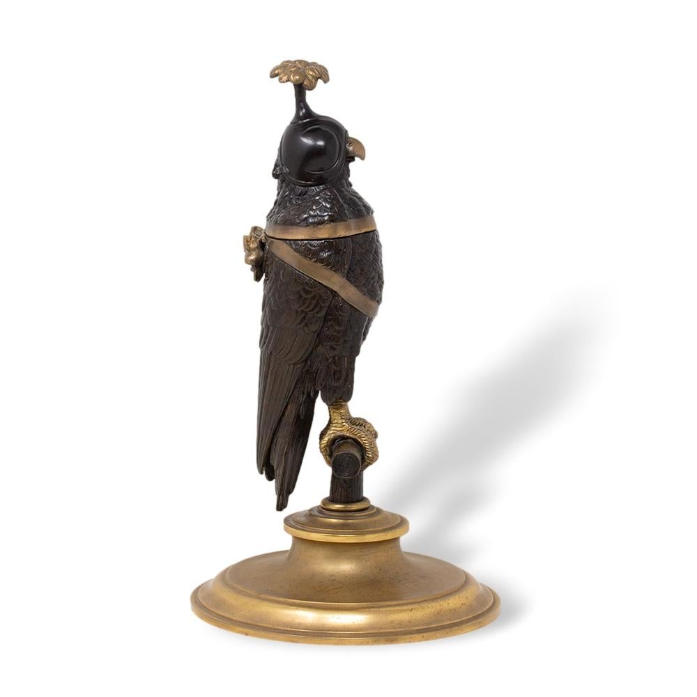 XIX secolo Calamaio francese in bronzo con uccello rapace Falco pellegrino, CIRCA 1880 in vendita
