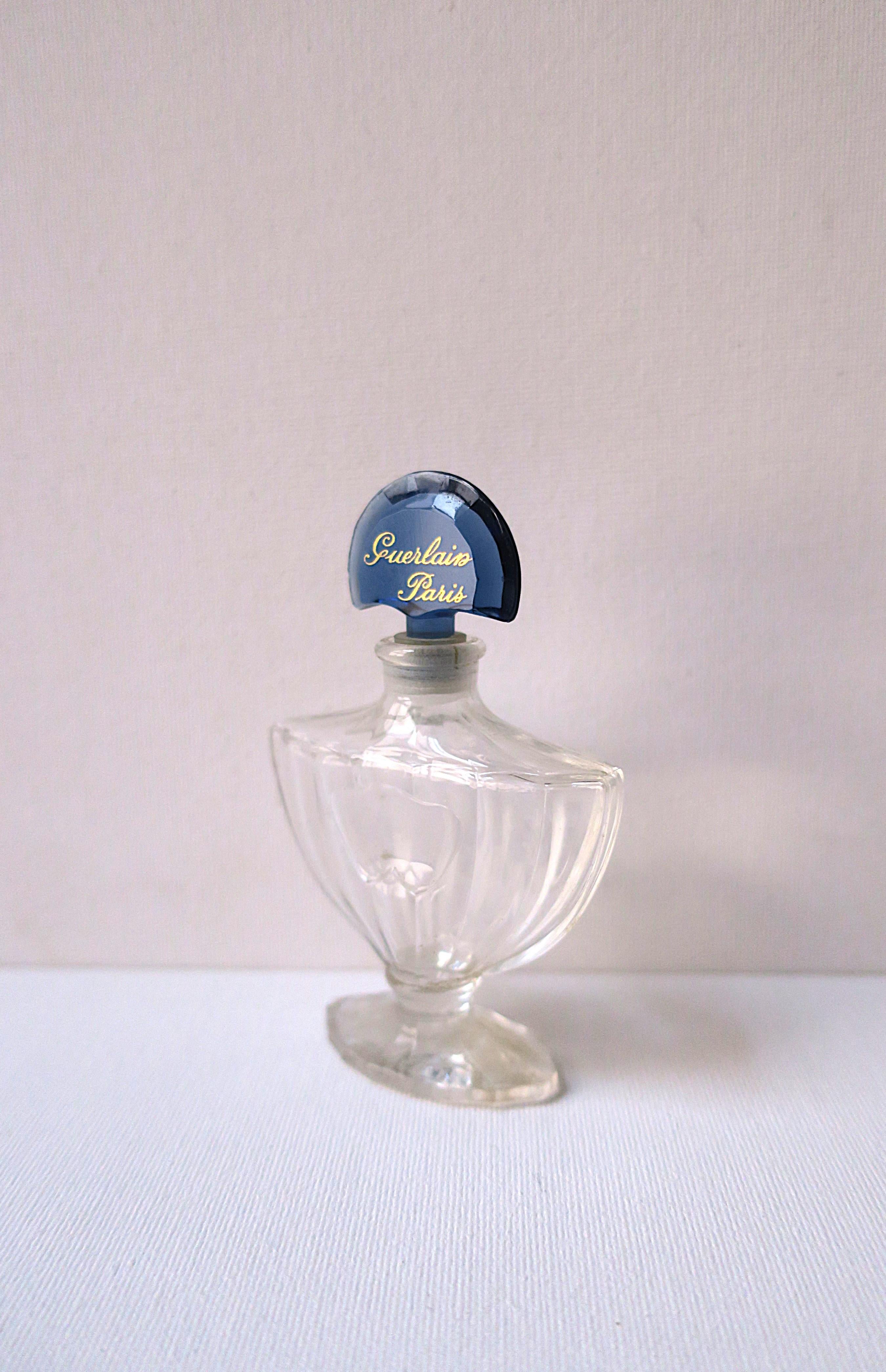 Un flacon de parfum français emblématique, le parfum Shalimar, par Guerlain Icone, connu sous le nom de Flacon Chauve Souris (La Chauve-Souris), né en 1924, Paris, France. 

Le magnifique flacon de parfum Shalimar en forme d'urne avec bouchon bleu