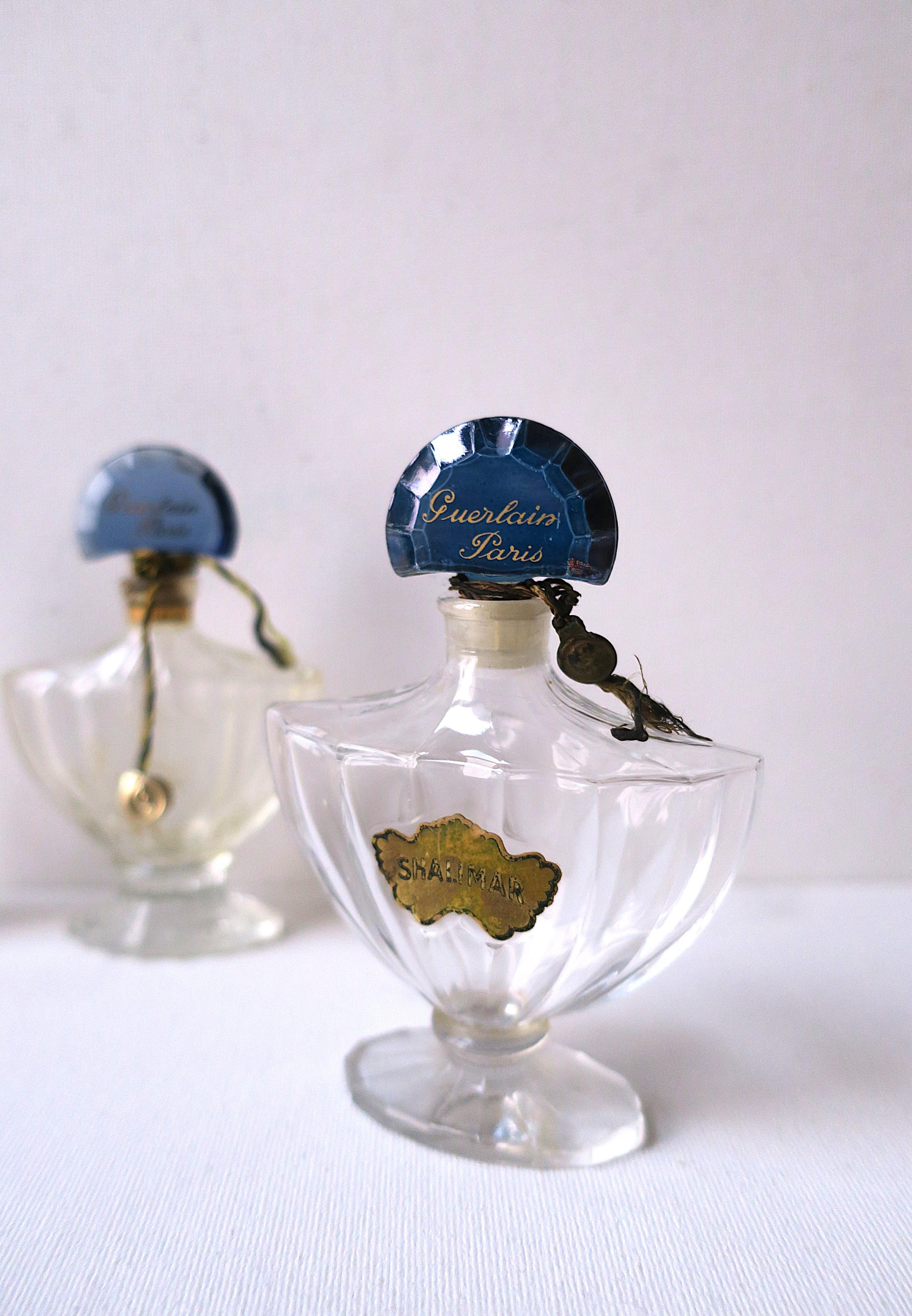 Bottiglie di profumo francese Shalimar Guerlain Paris in vendita 2