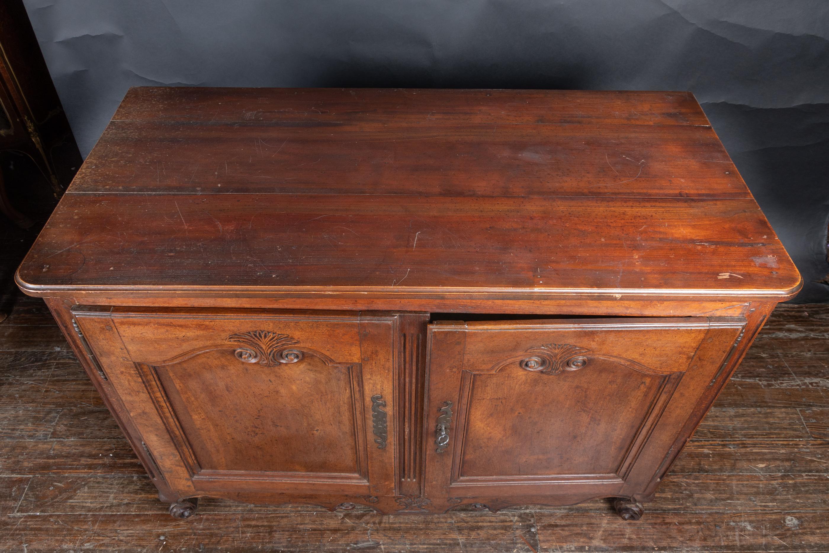 Buffet in noce intagliato di epoca francese del XVIII secolo Luigi XV in vendita 4