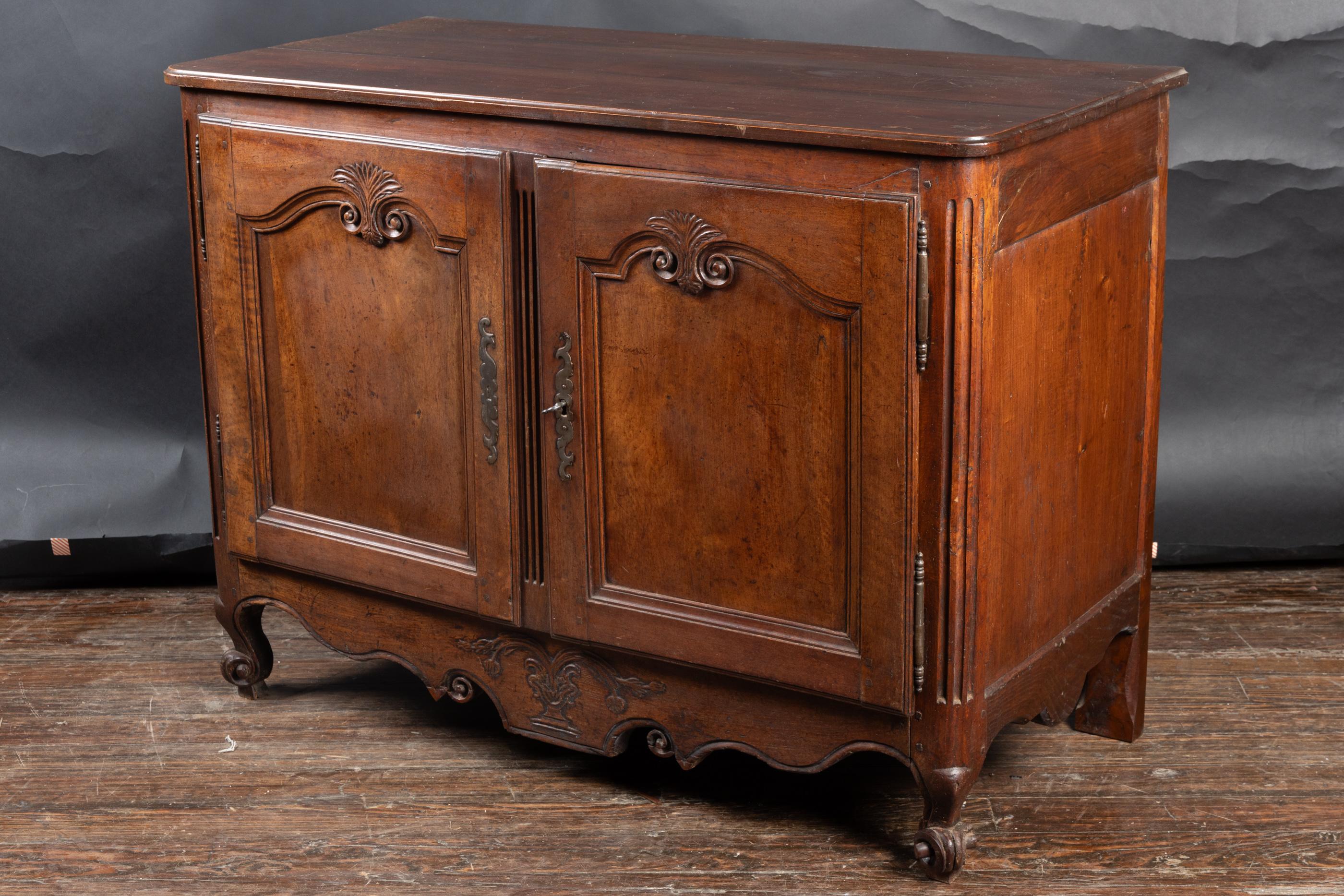 Fino al XVIII secolo Buffet in noce intagliato di epoca francese del XVIII secolo Luigi XV in vendita