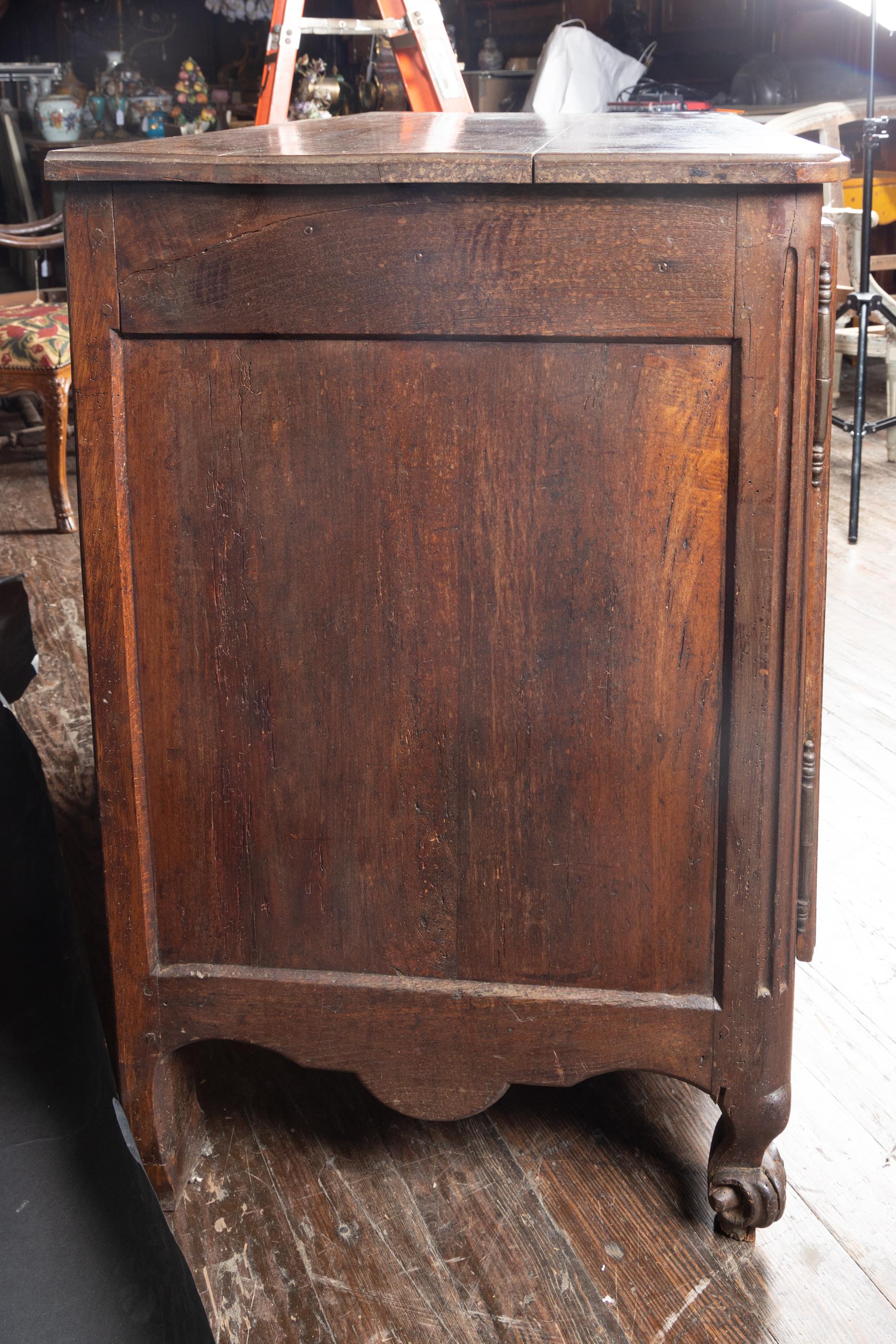 Noce Buffet in noce intagliato di epoca francese del XVIII secolo Luigi XV in vendita