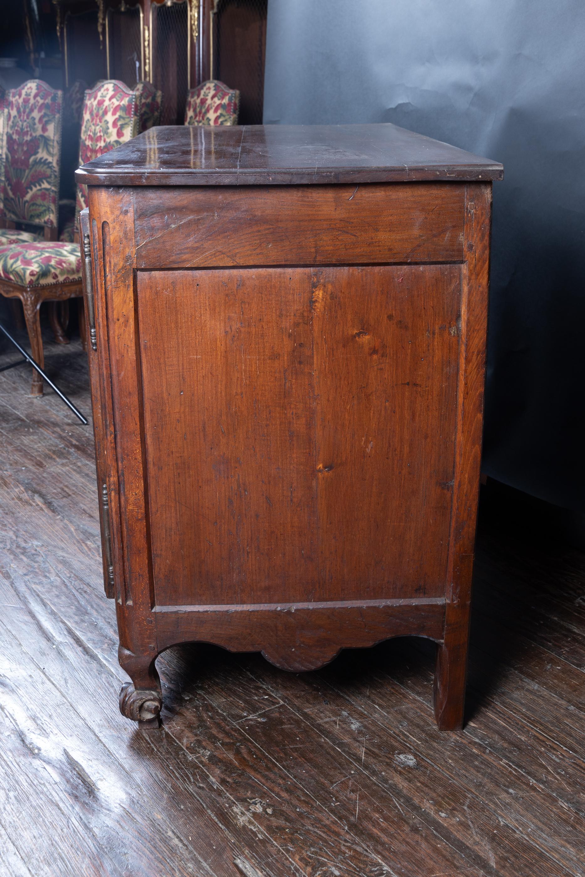 Buffet in noce intagliato di epoca francese del XVIII secolo Luigi XV in vendita 1