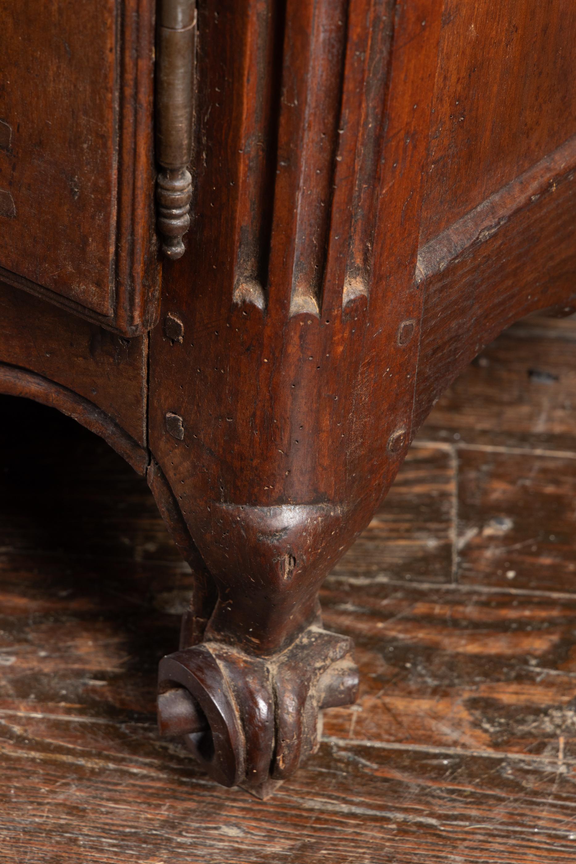 Buffet in noce intagliato di epoca francese del XVIII secolo Luigi XV in vendita 2