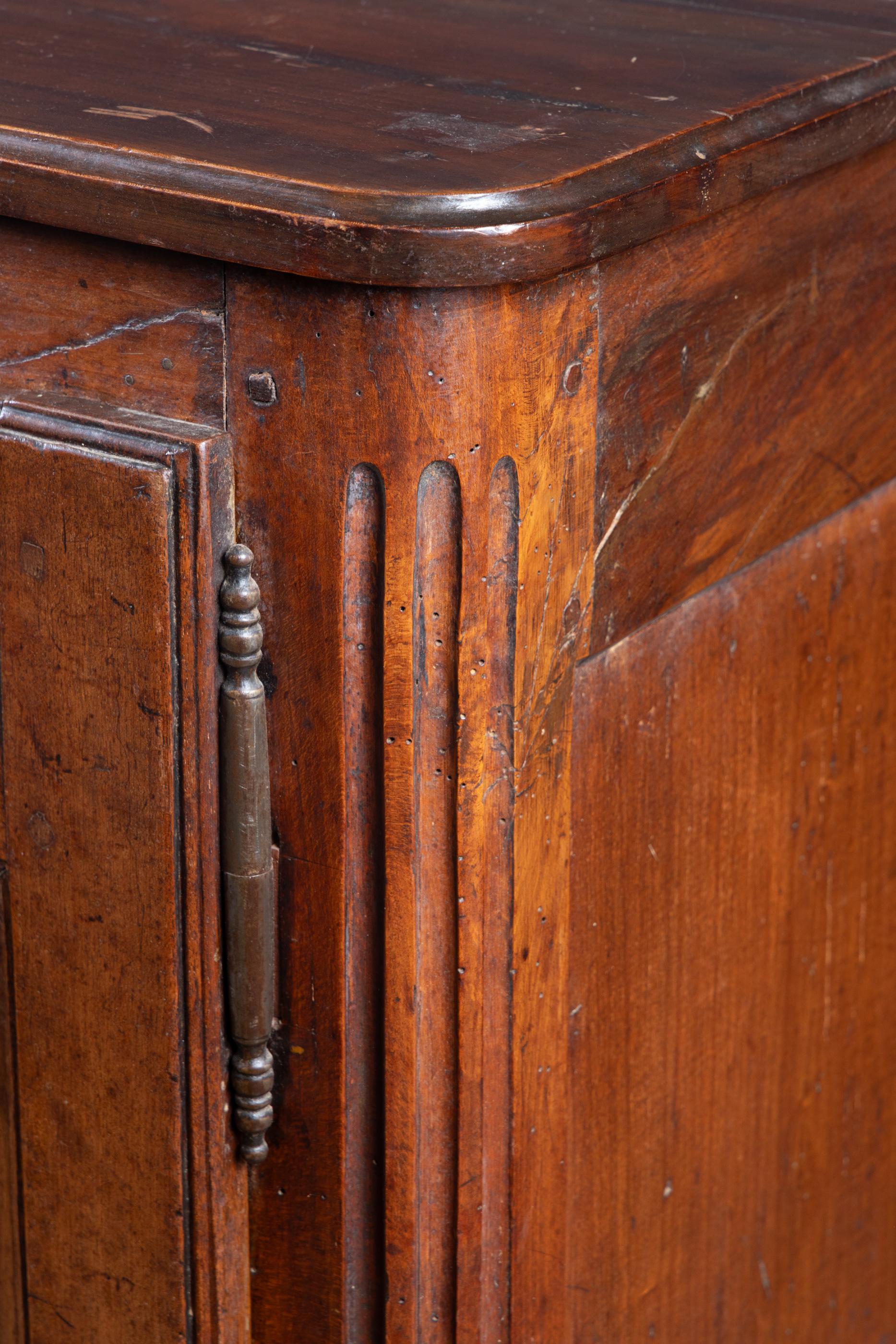 Buffet in noce intagliato di epoca francese del XVIII secolo Luigi XV in vendita 3