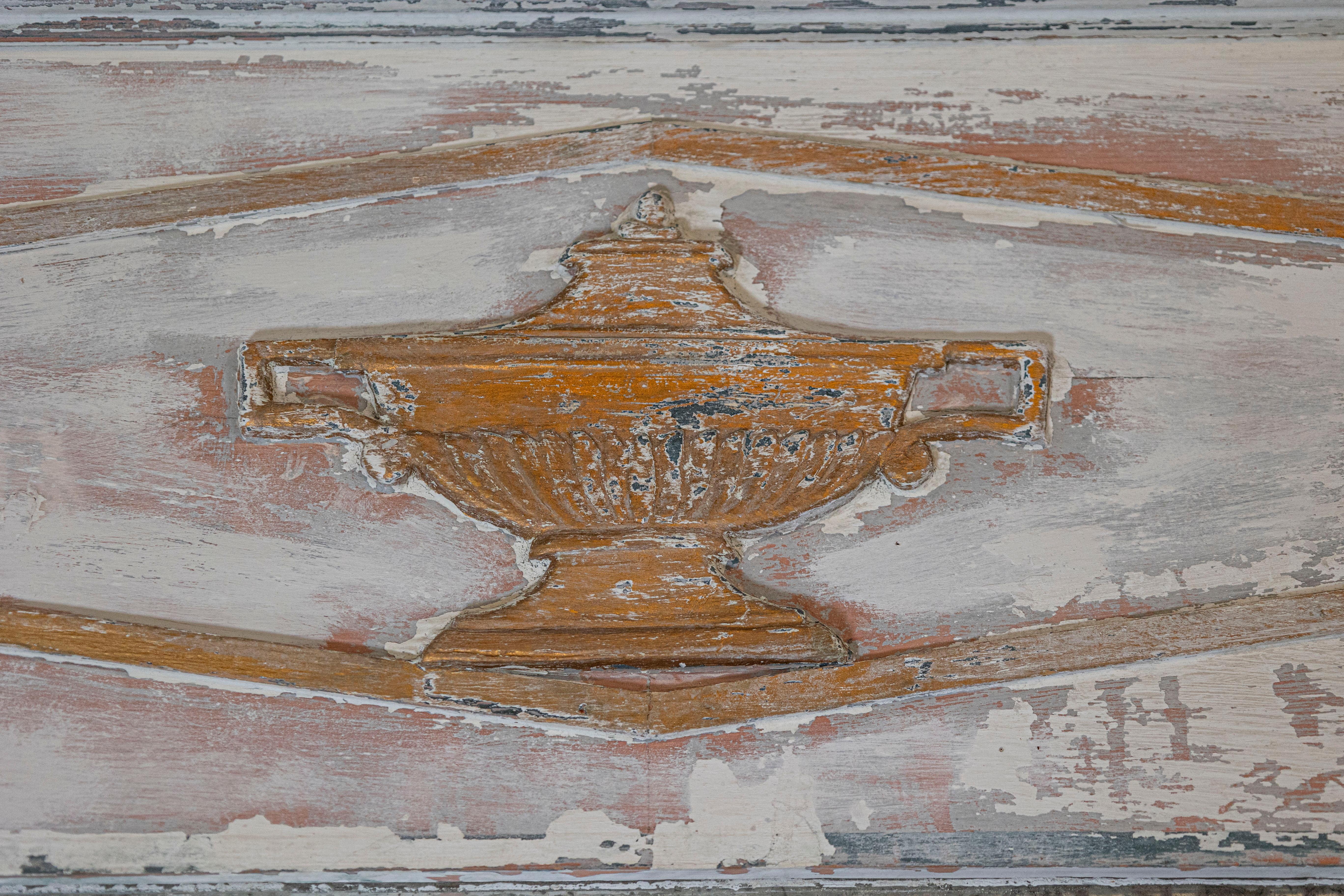 Specchio Trumeau del periodo Directoire francese con vernice invecchiata, fine del XVIII secolo In condizioni deteriorate in vendita a Atlanta, GA