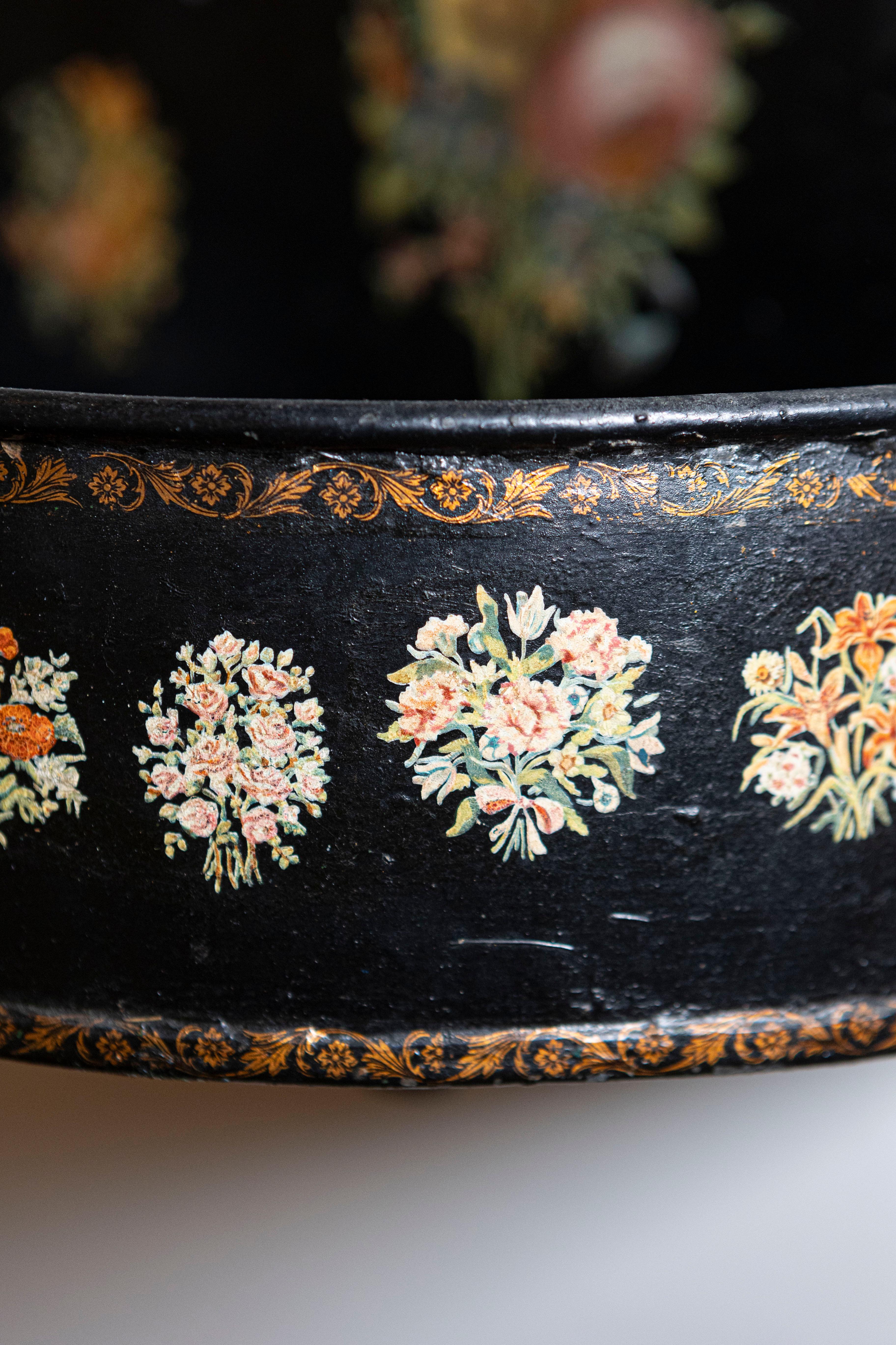 19th Century French Period Napoleon III Black Painted Tôle Lavabo with Floral Décor, 1870s For Sale